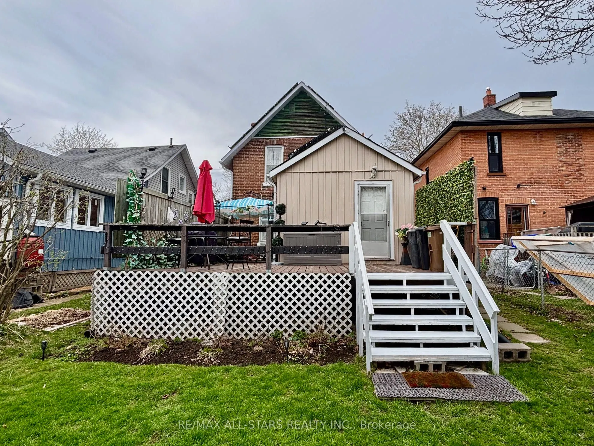 28 Simcoe Street