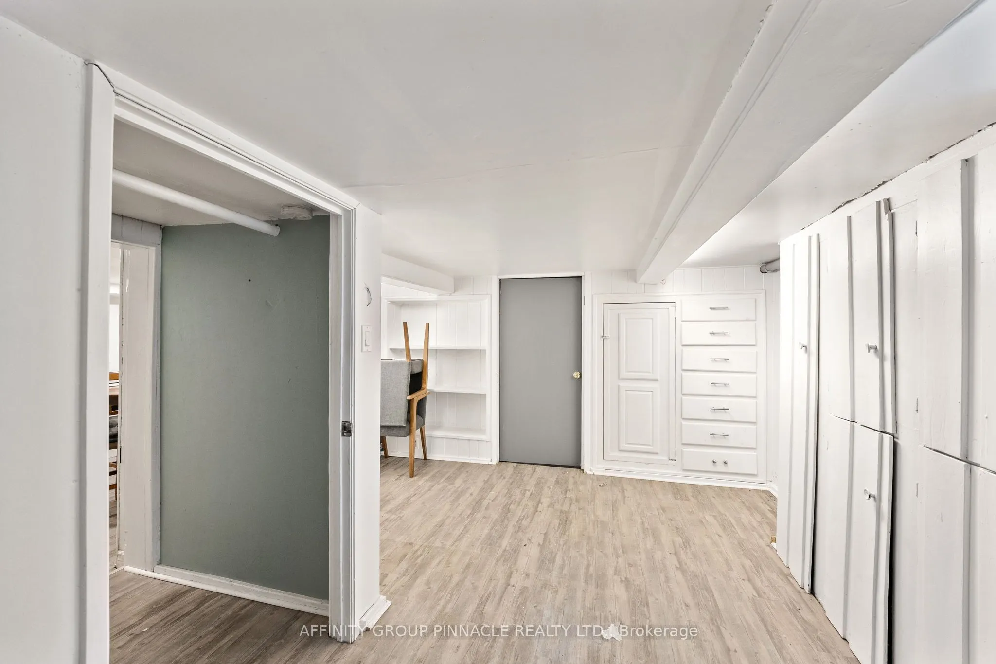 255 Kent Street W