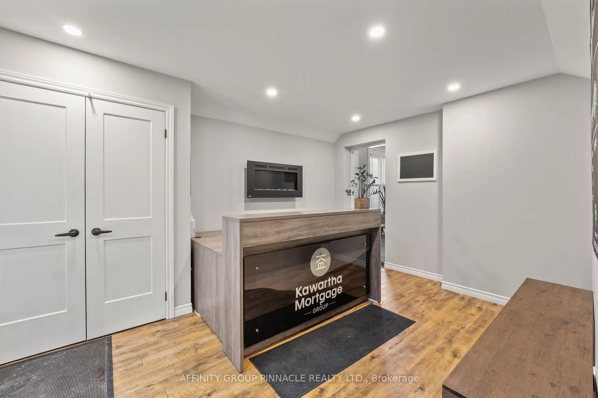 255 Kent Street W