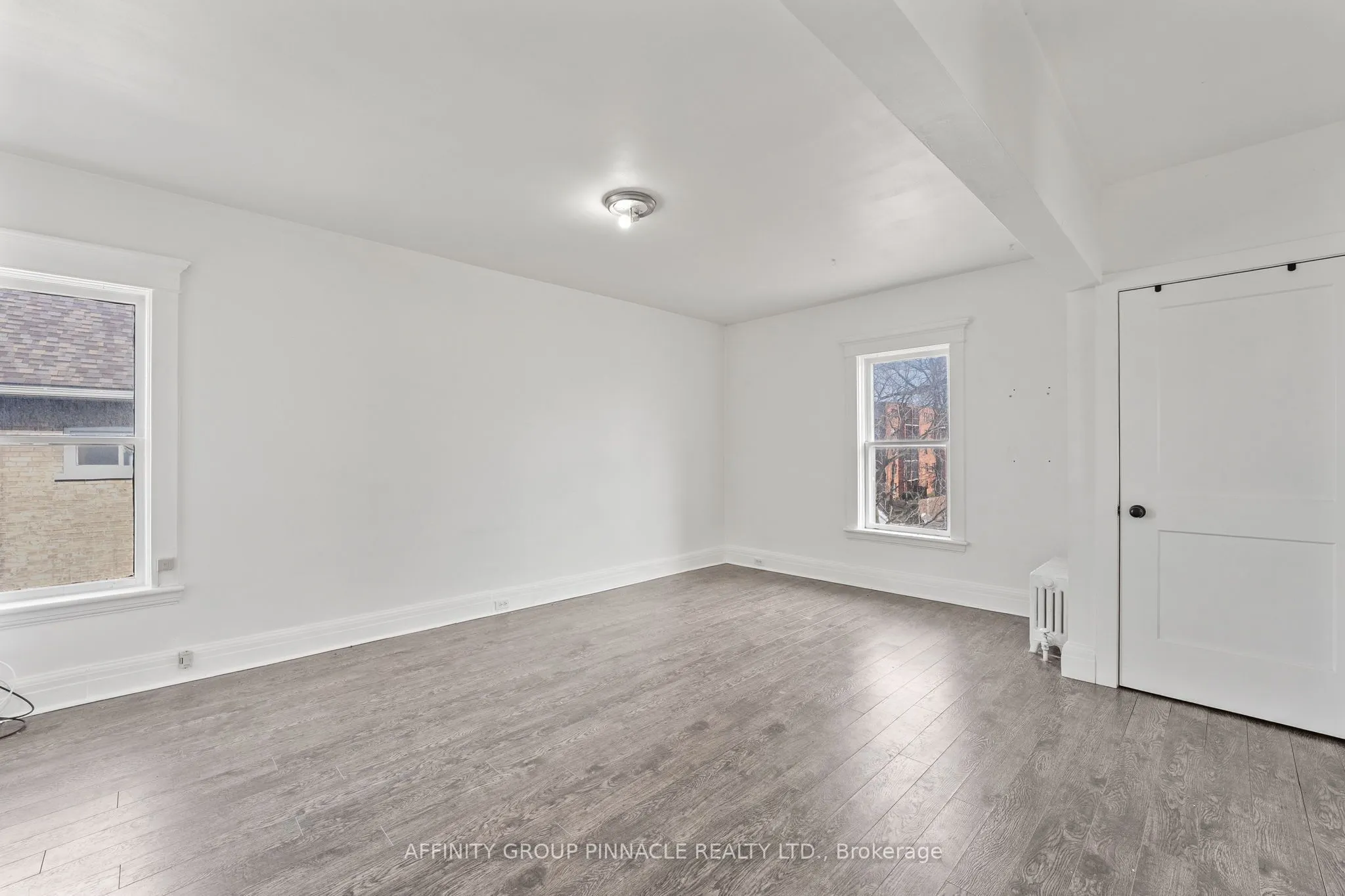 255 Kent Street W