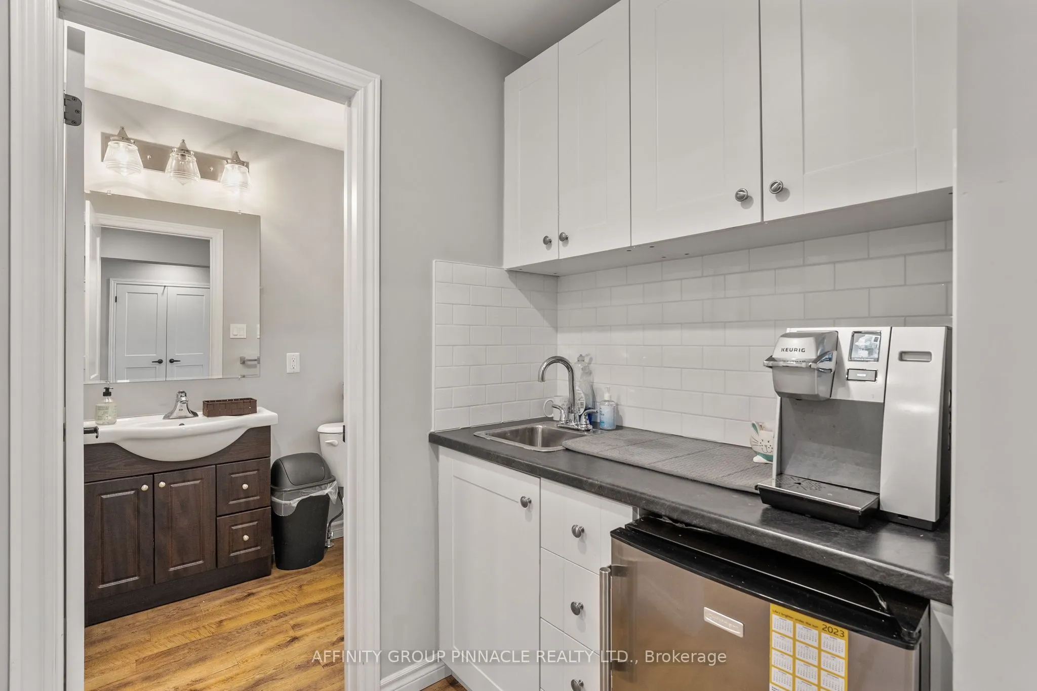 255 Kent Street W