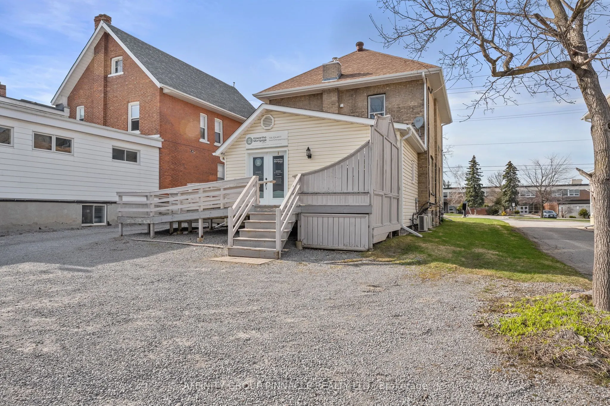 255 Kent Street W
