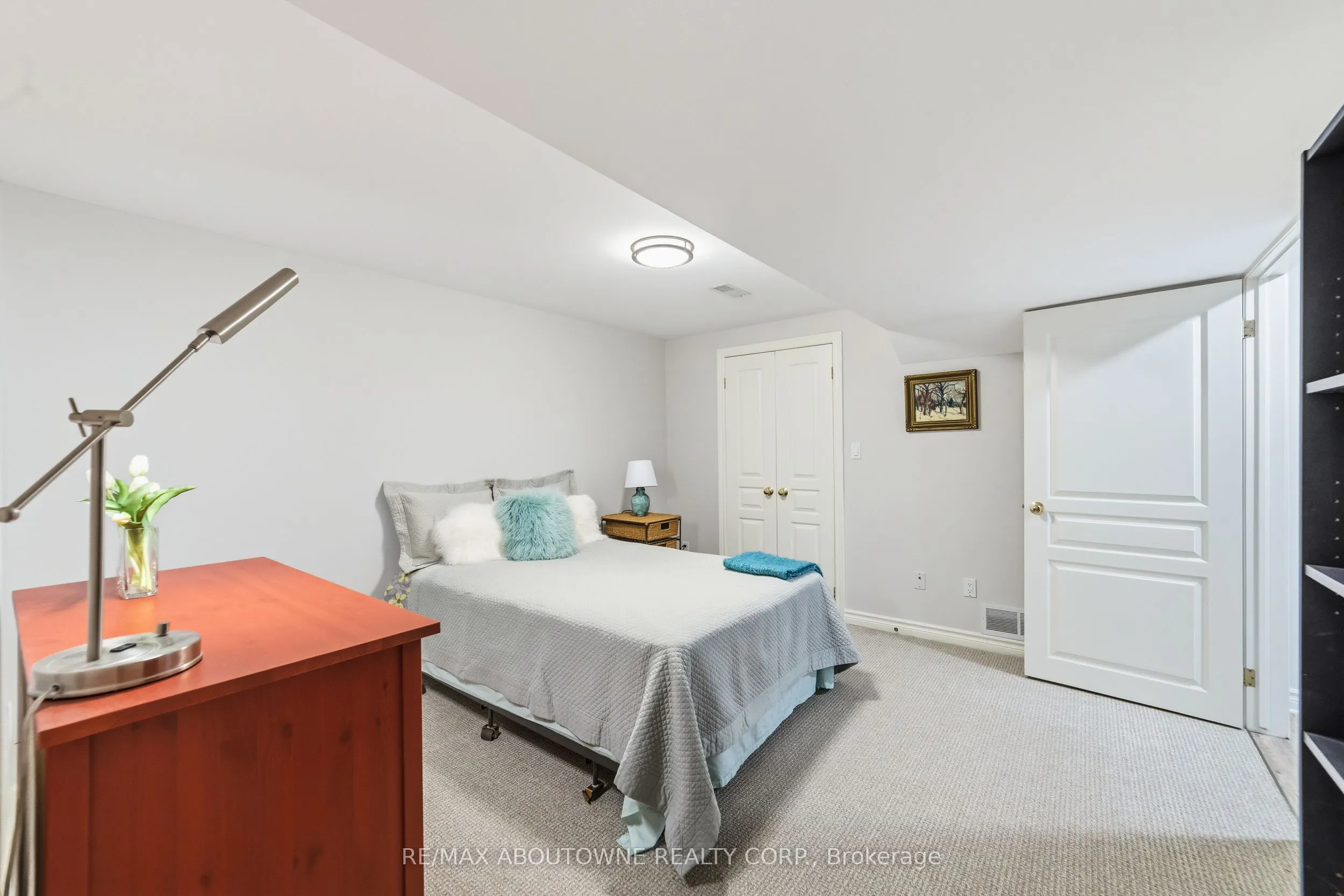 575 Simcoe Street #12