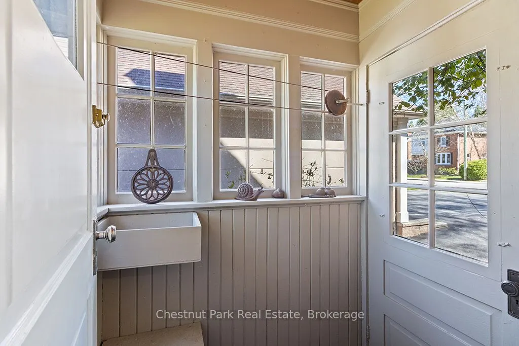 190 4th Street W