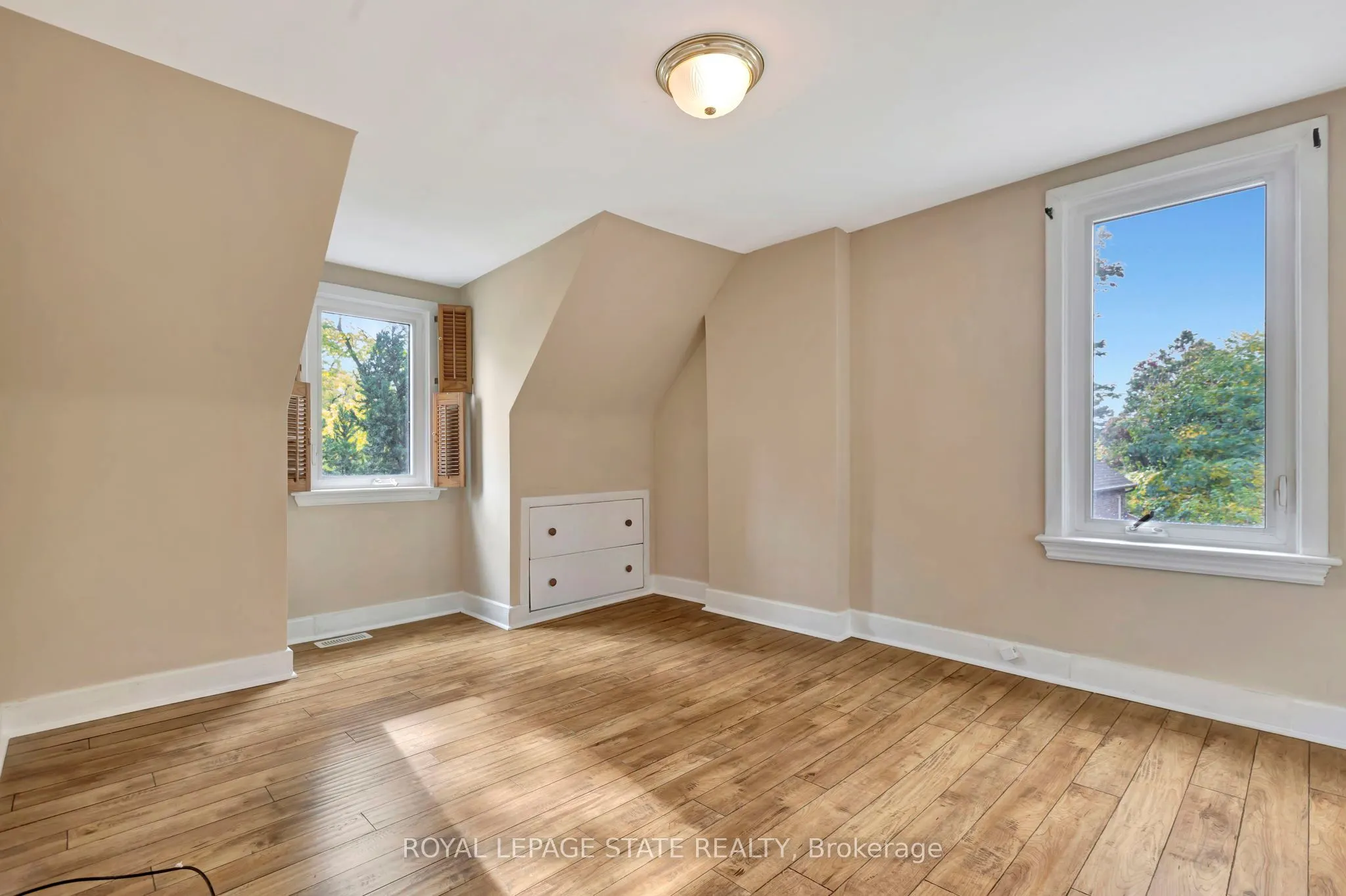 121 King Street E