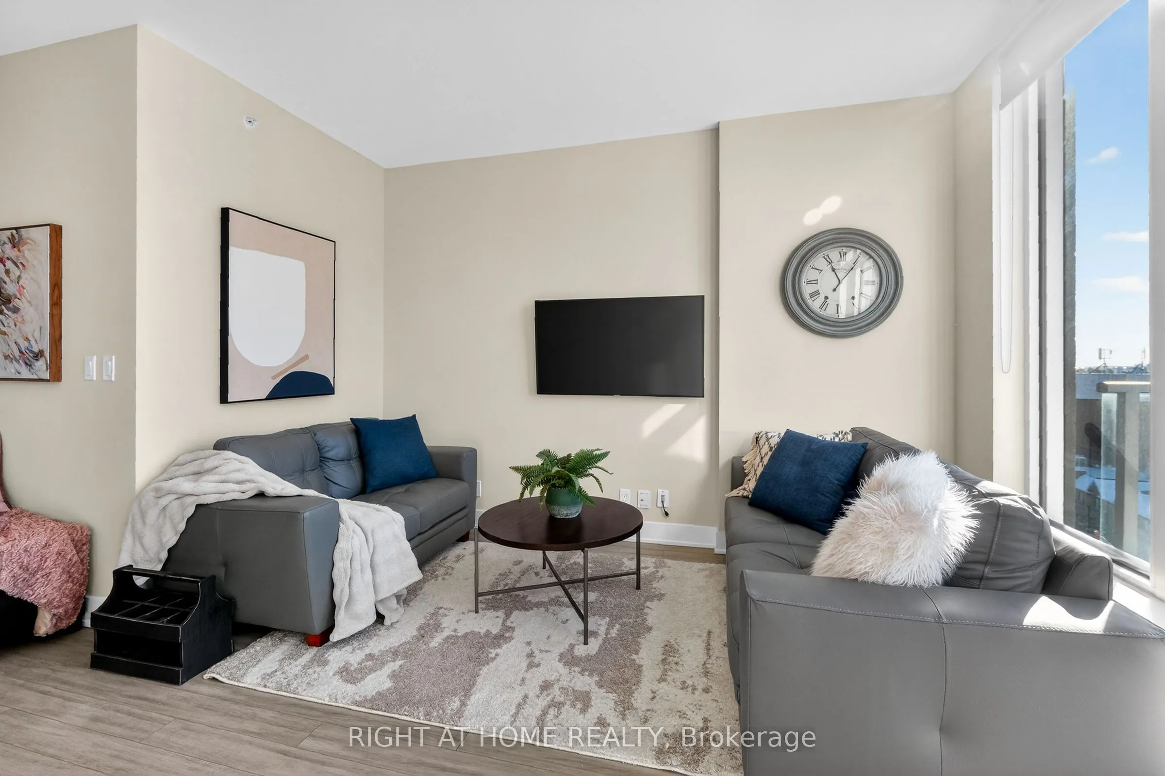 118 Holmwood Avenue #806