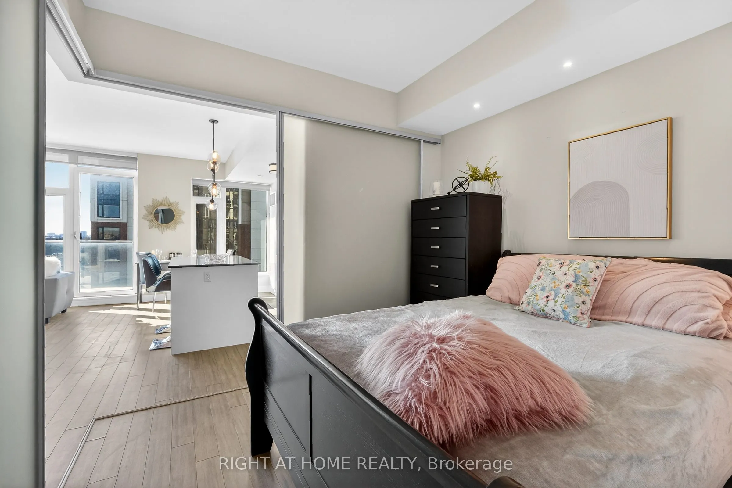 118 Holmwood Avenue #806