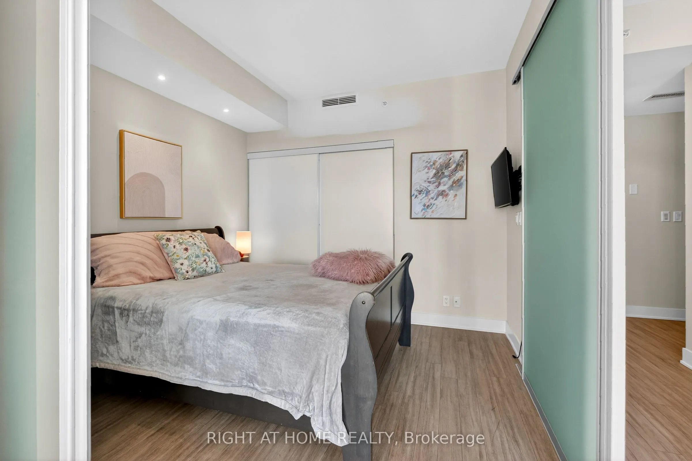 118 Holmwood Avenue #806