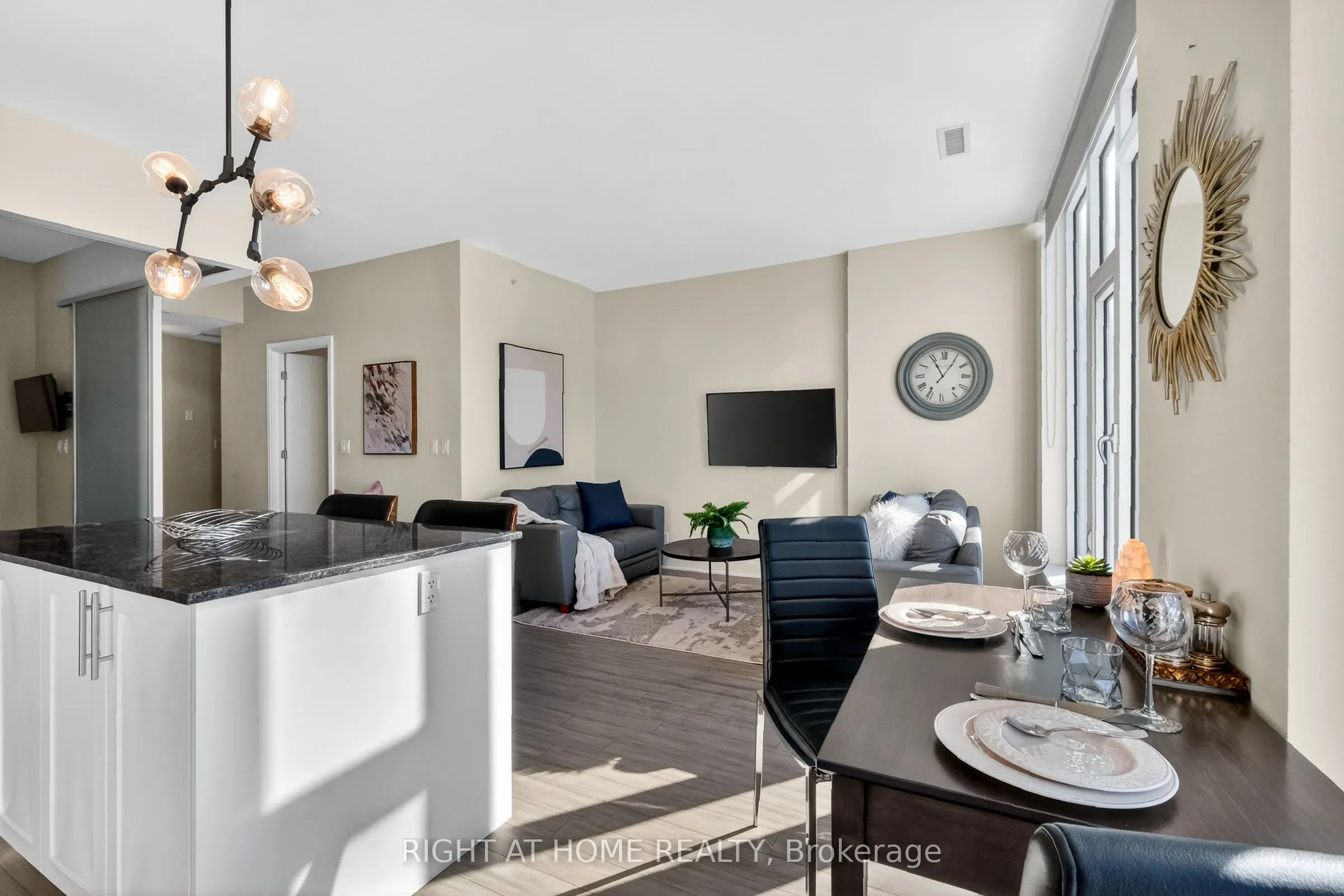 118 Holmwood Avenue #806