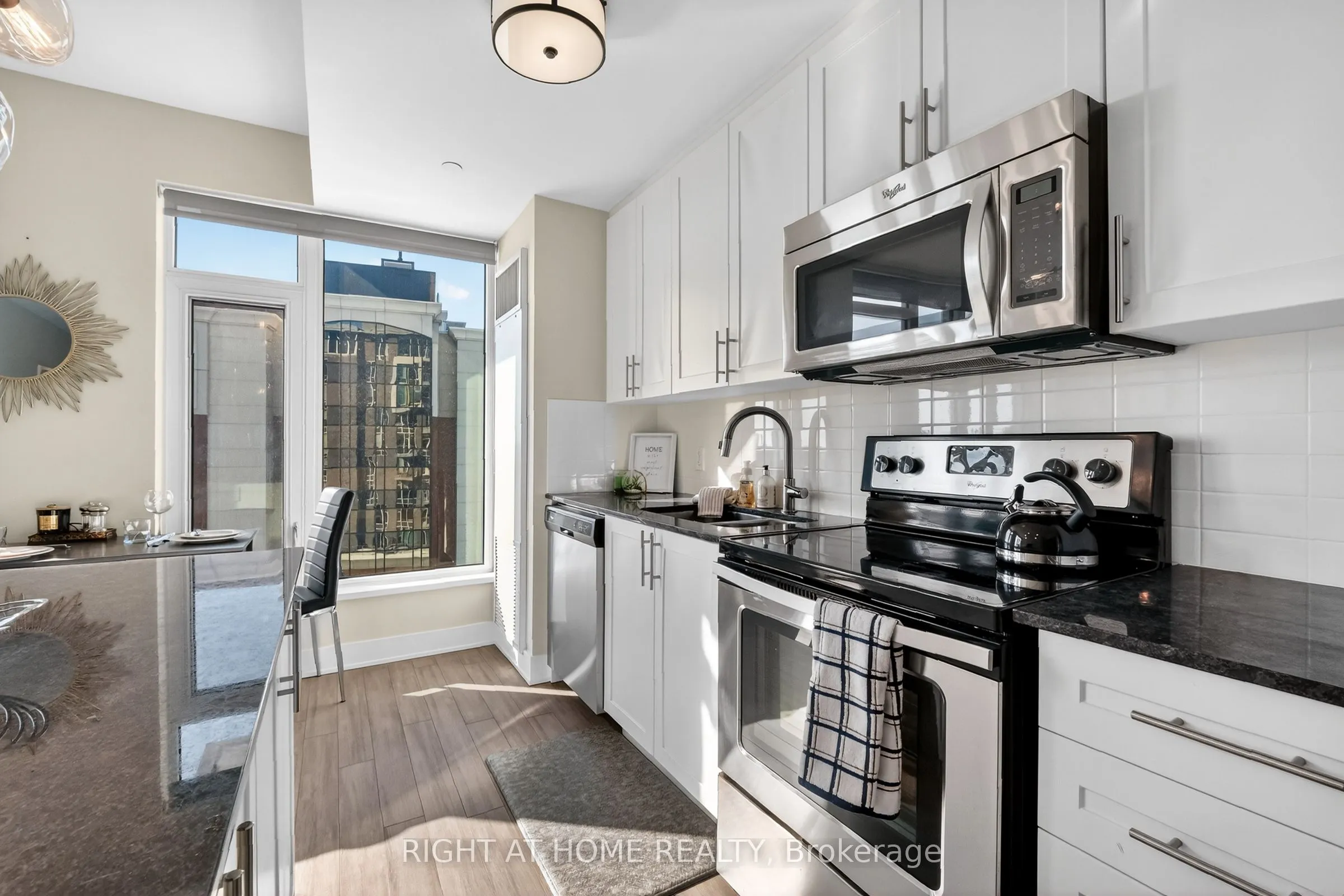 118 Holmwood Avenue #806
