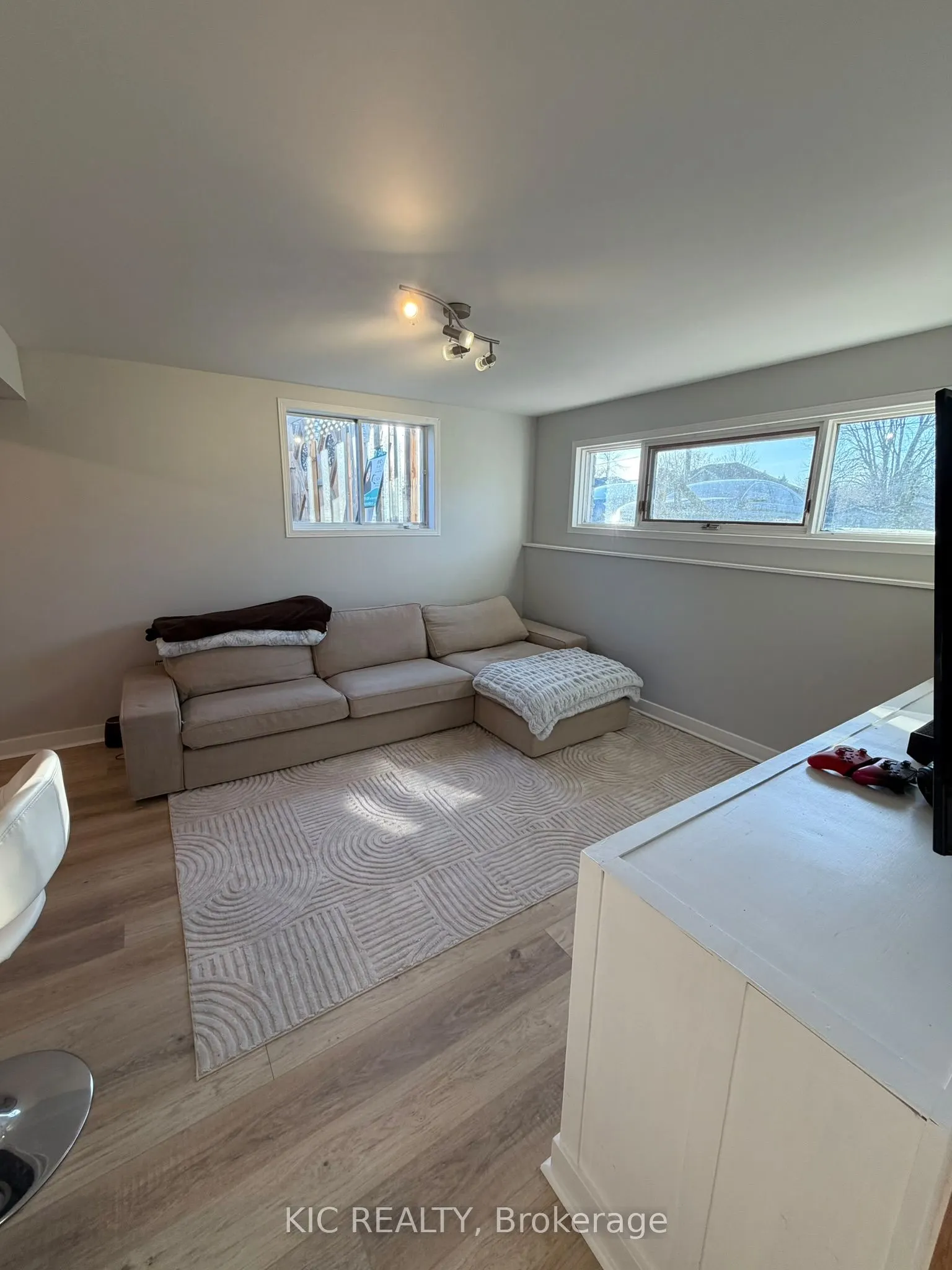 3 Creekside Drive