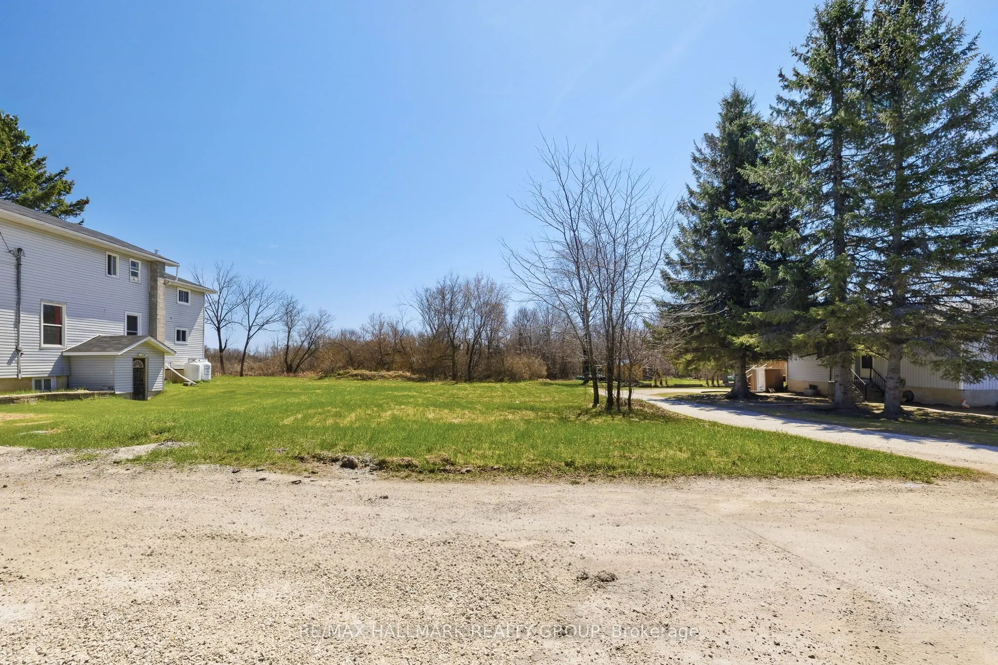 32 Brock Street N