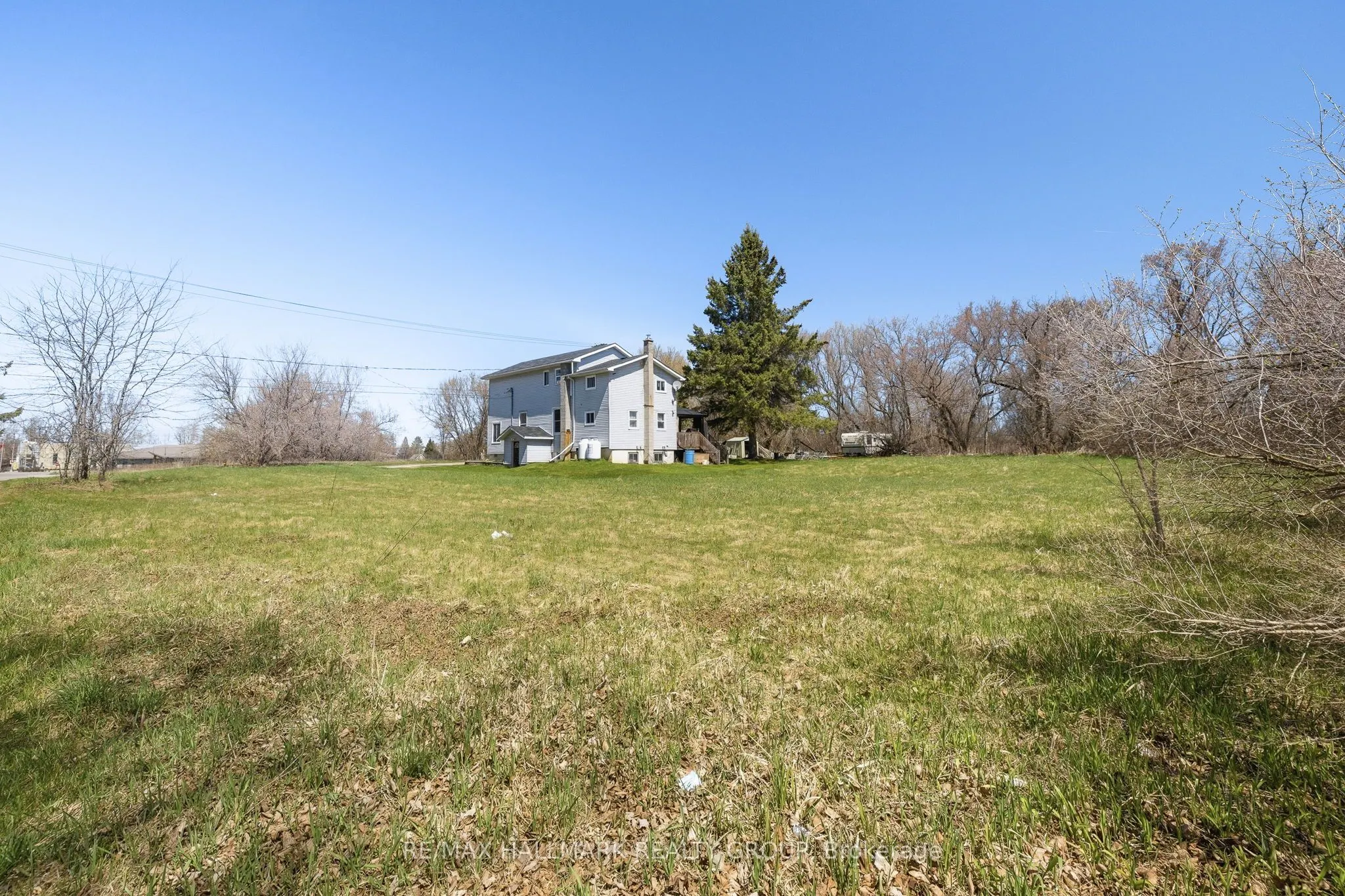 32 Brock Street N