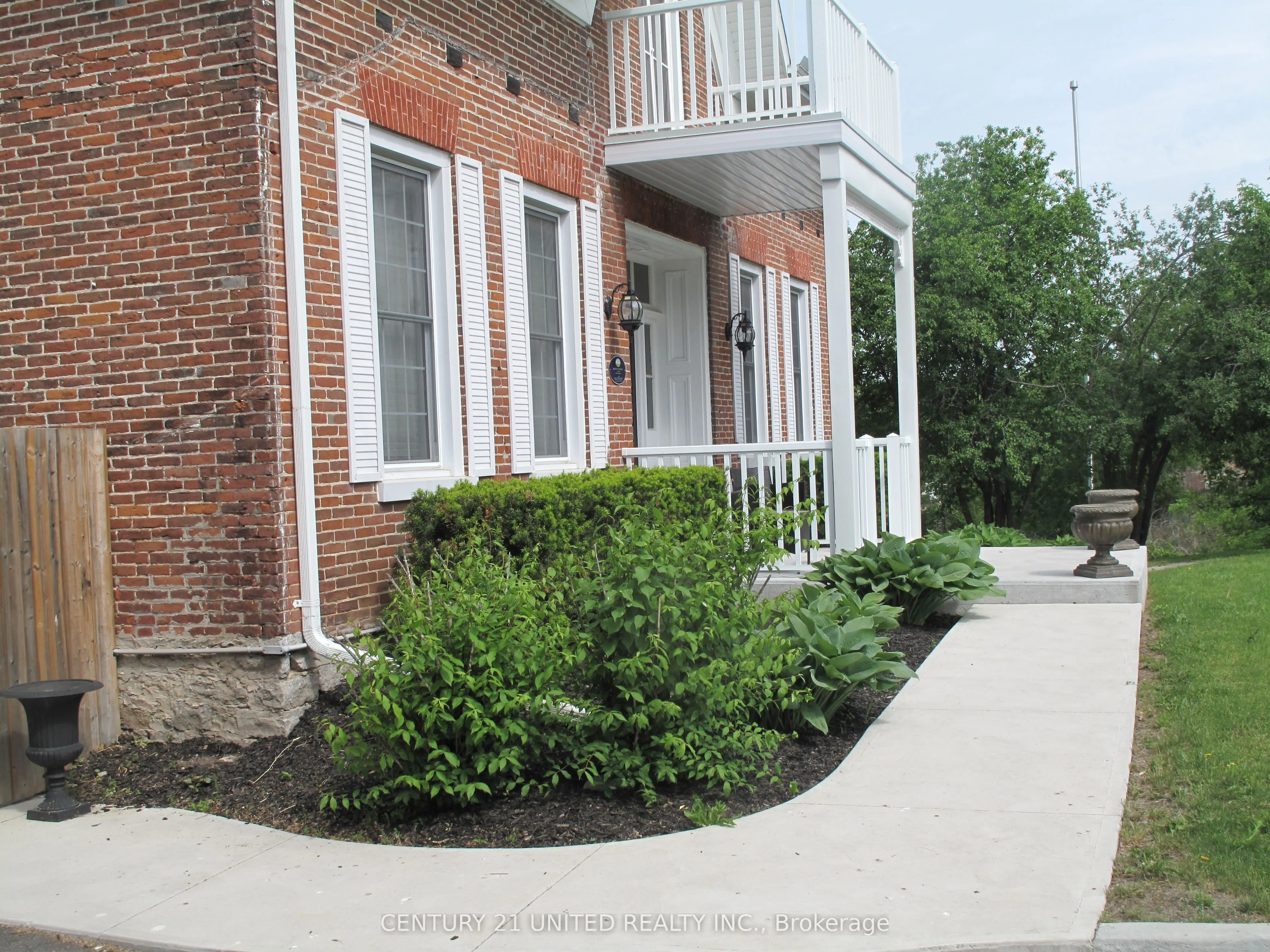 33 Bridge Street S