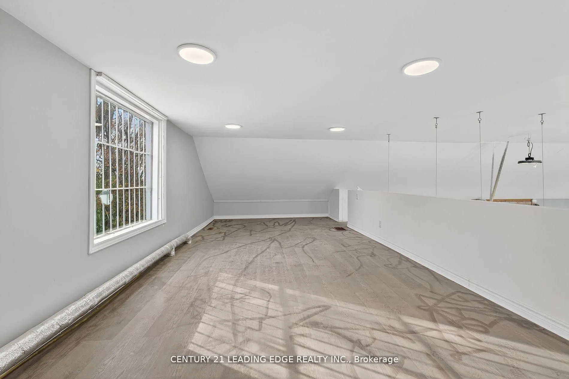 556 Bath Road E