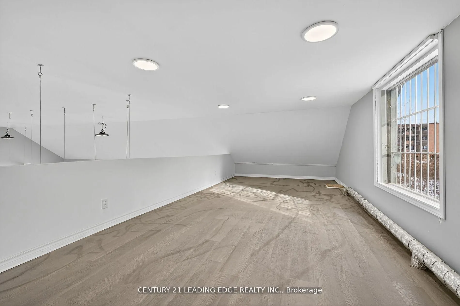 556 Bath Road E
