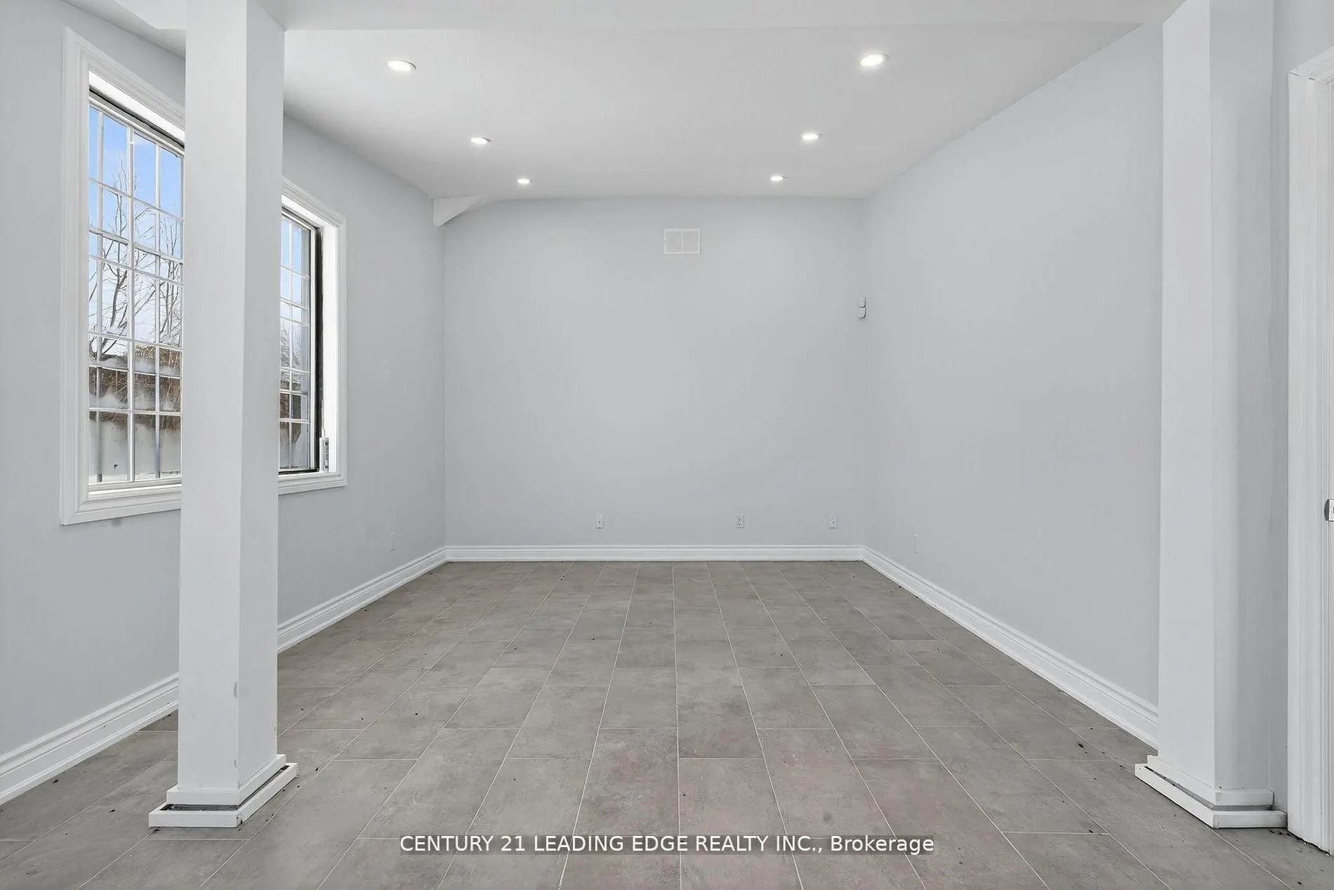 556 Bath Road E