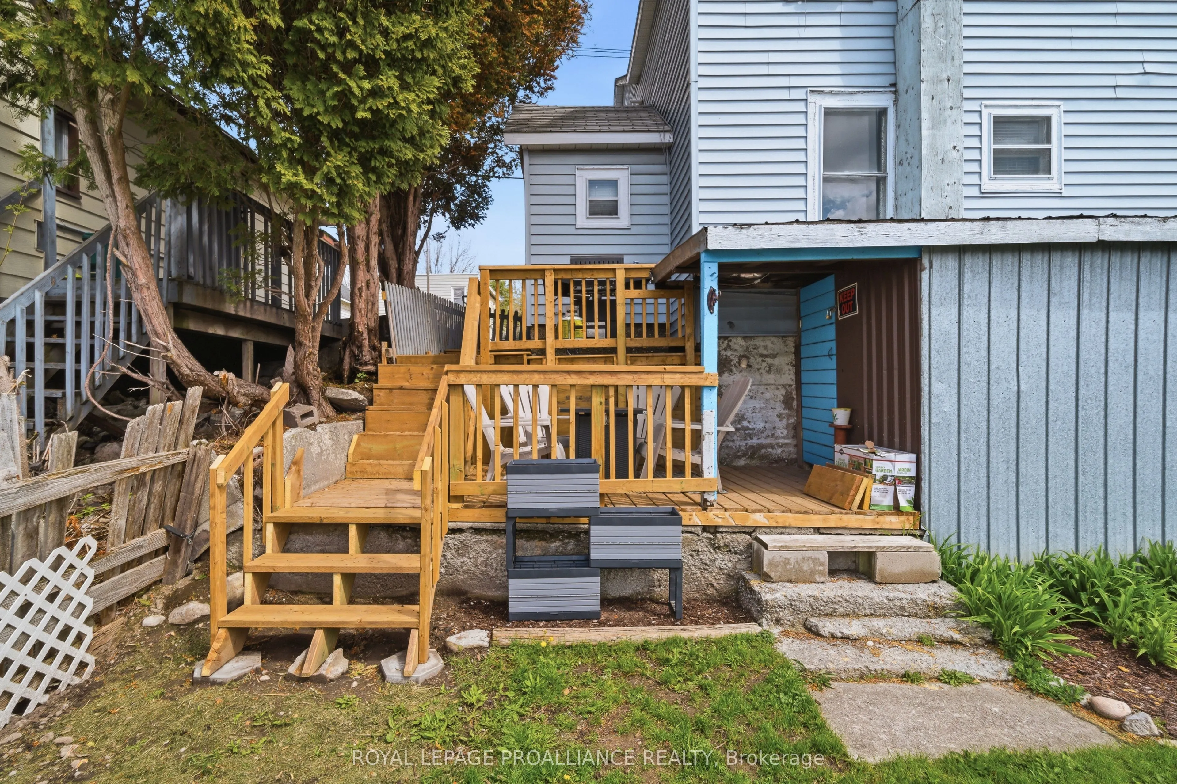 199 Dundas Street E