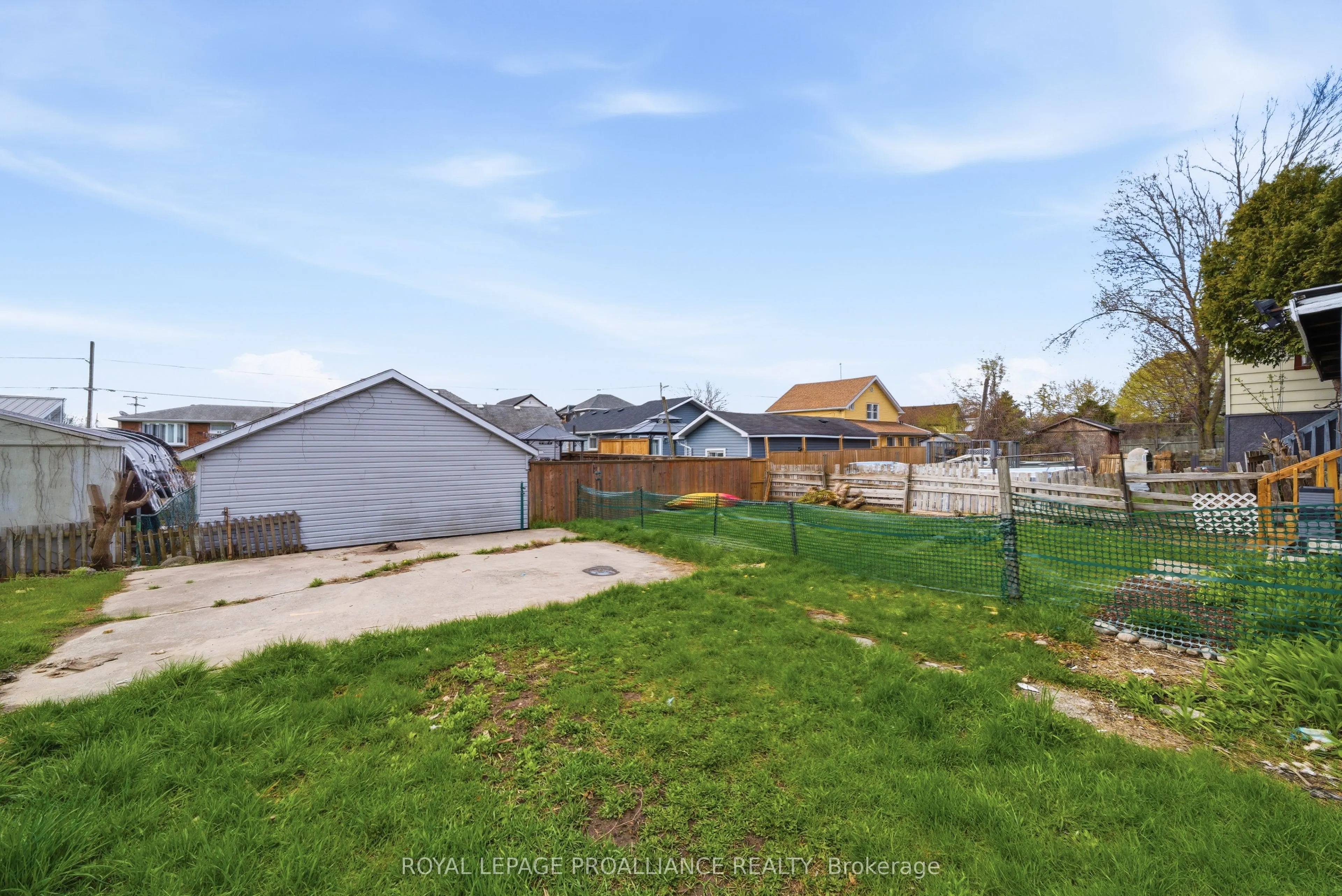 199 Dundas Street E