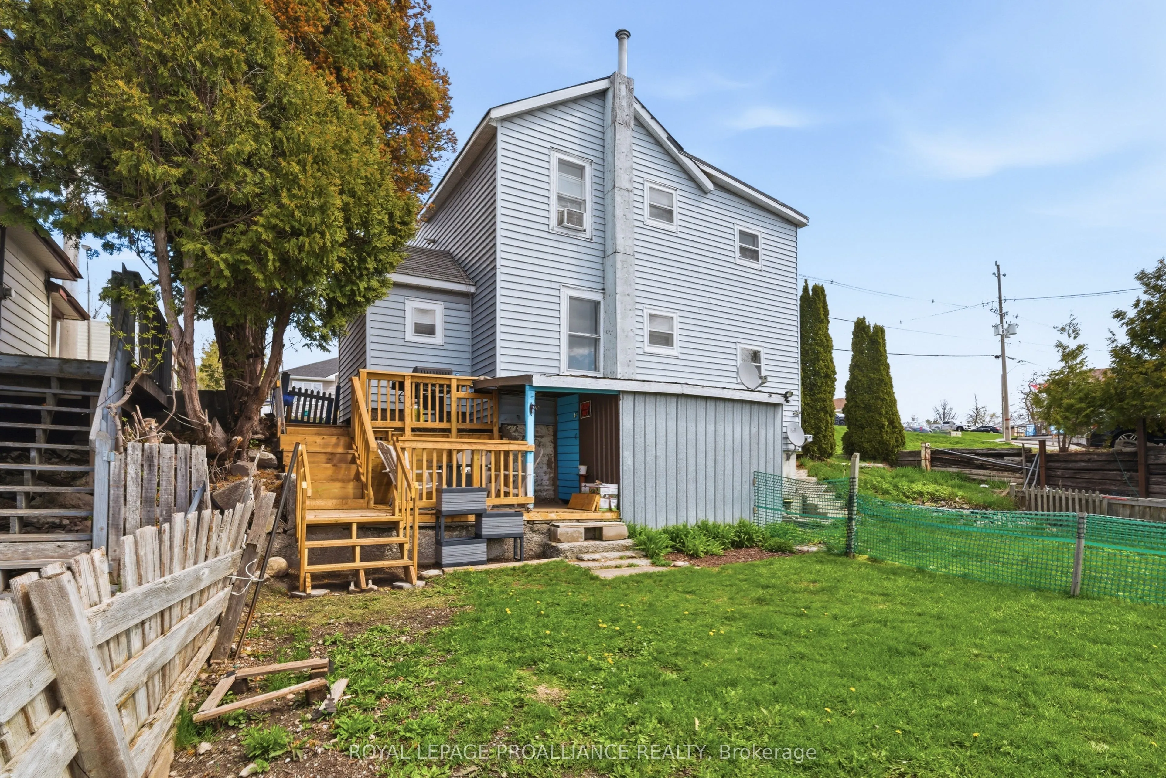 199 Dundas Street E