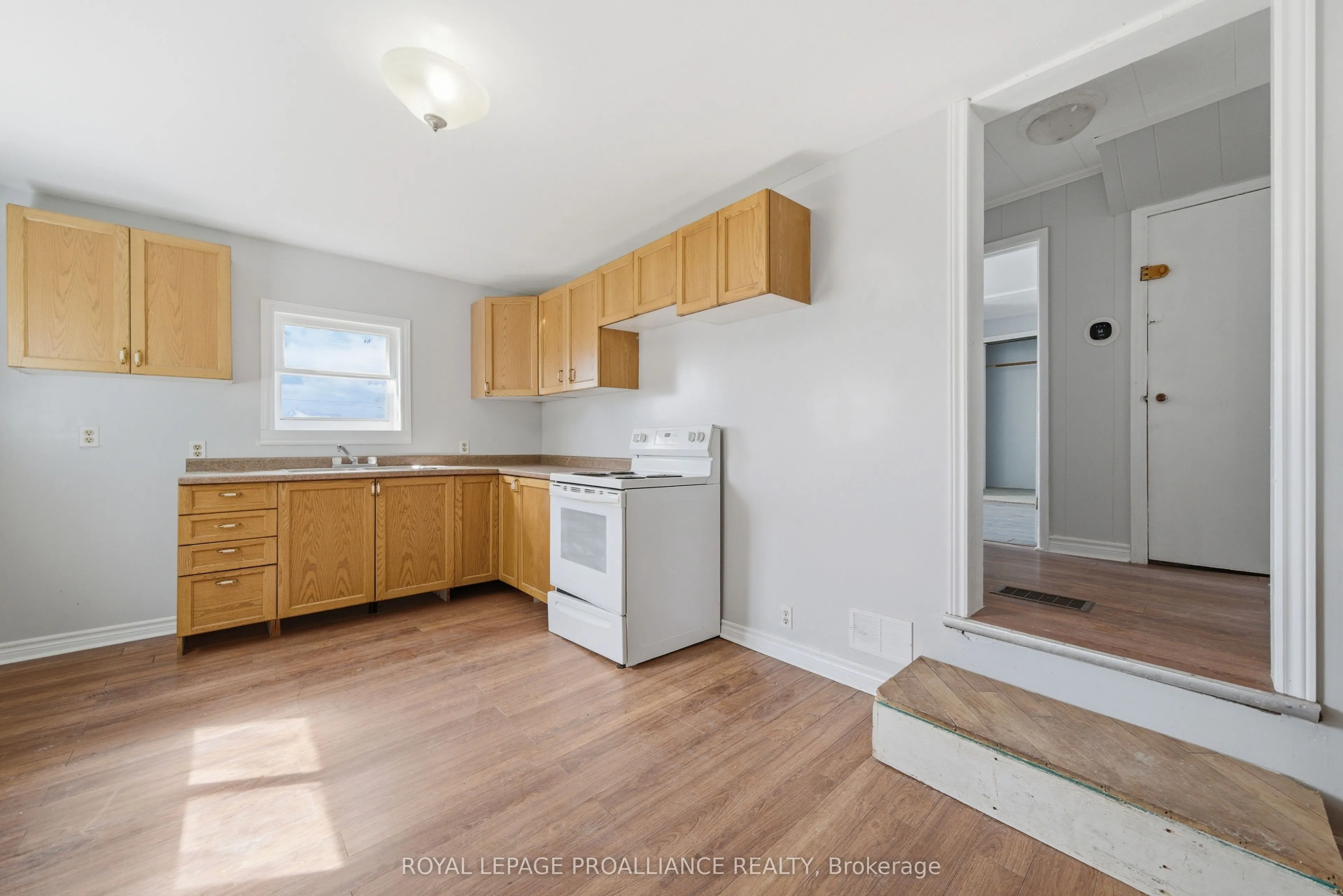199 Dundas Street E