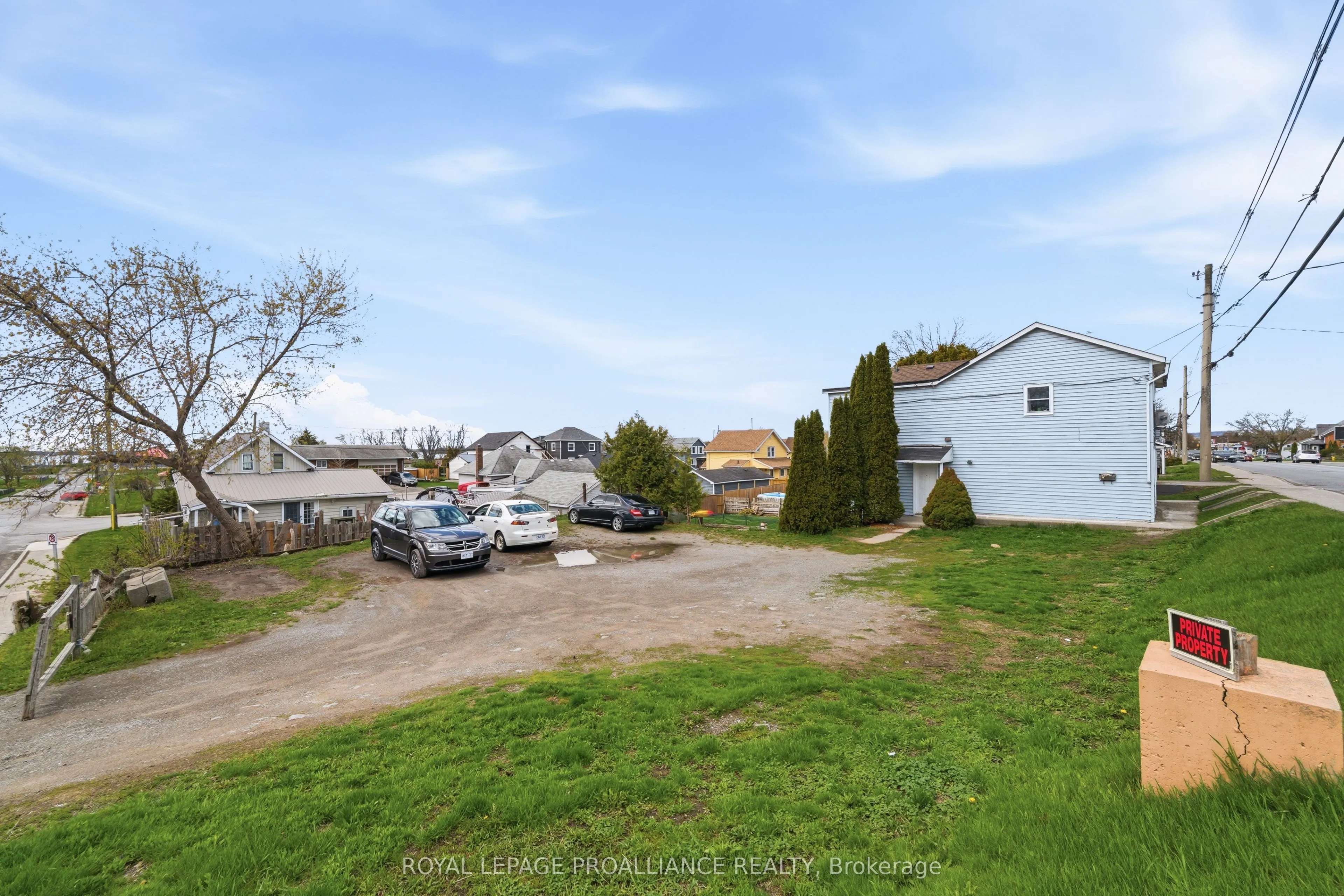 199 Dundas Street E