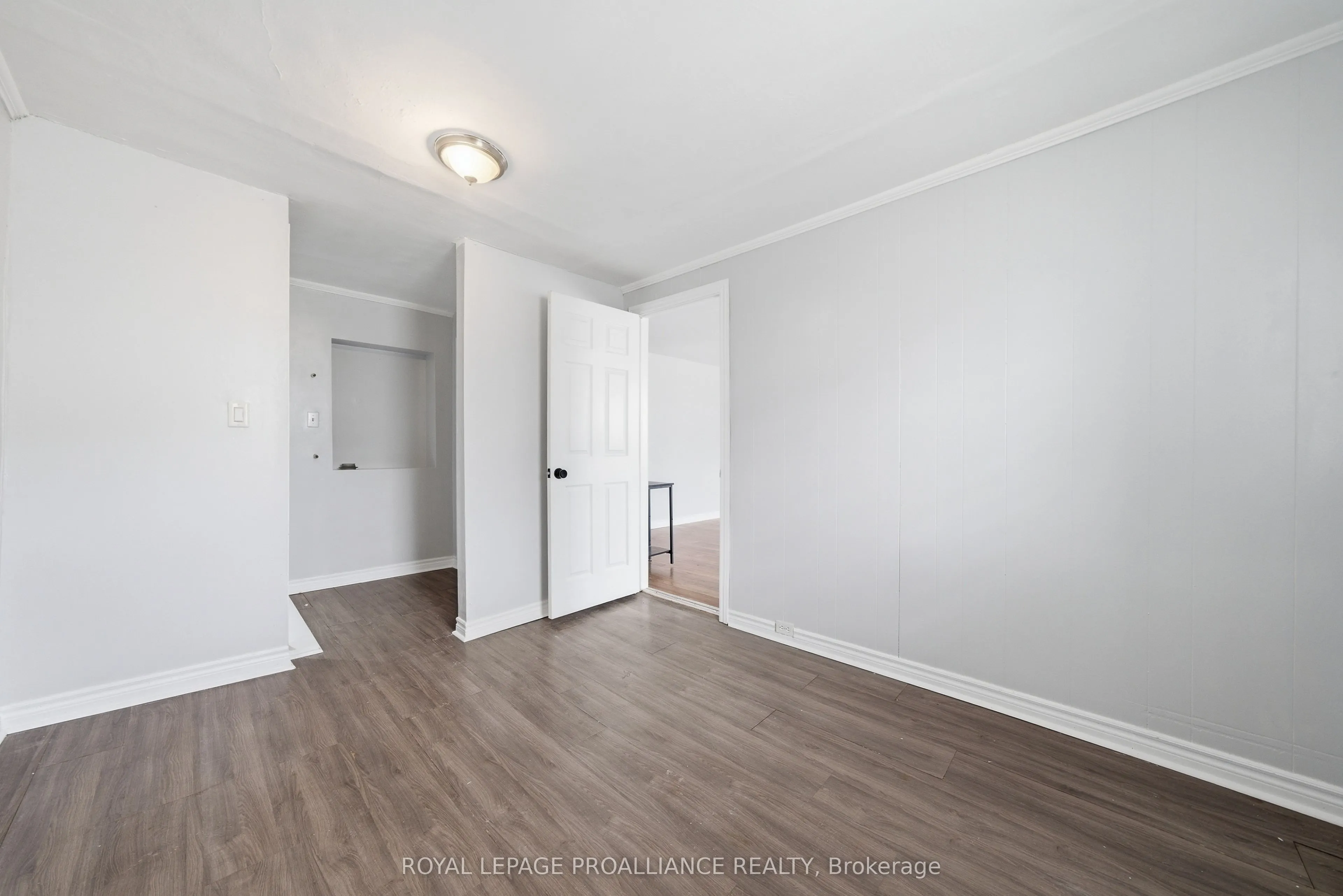 199 Dundas Street E