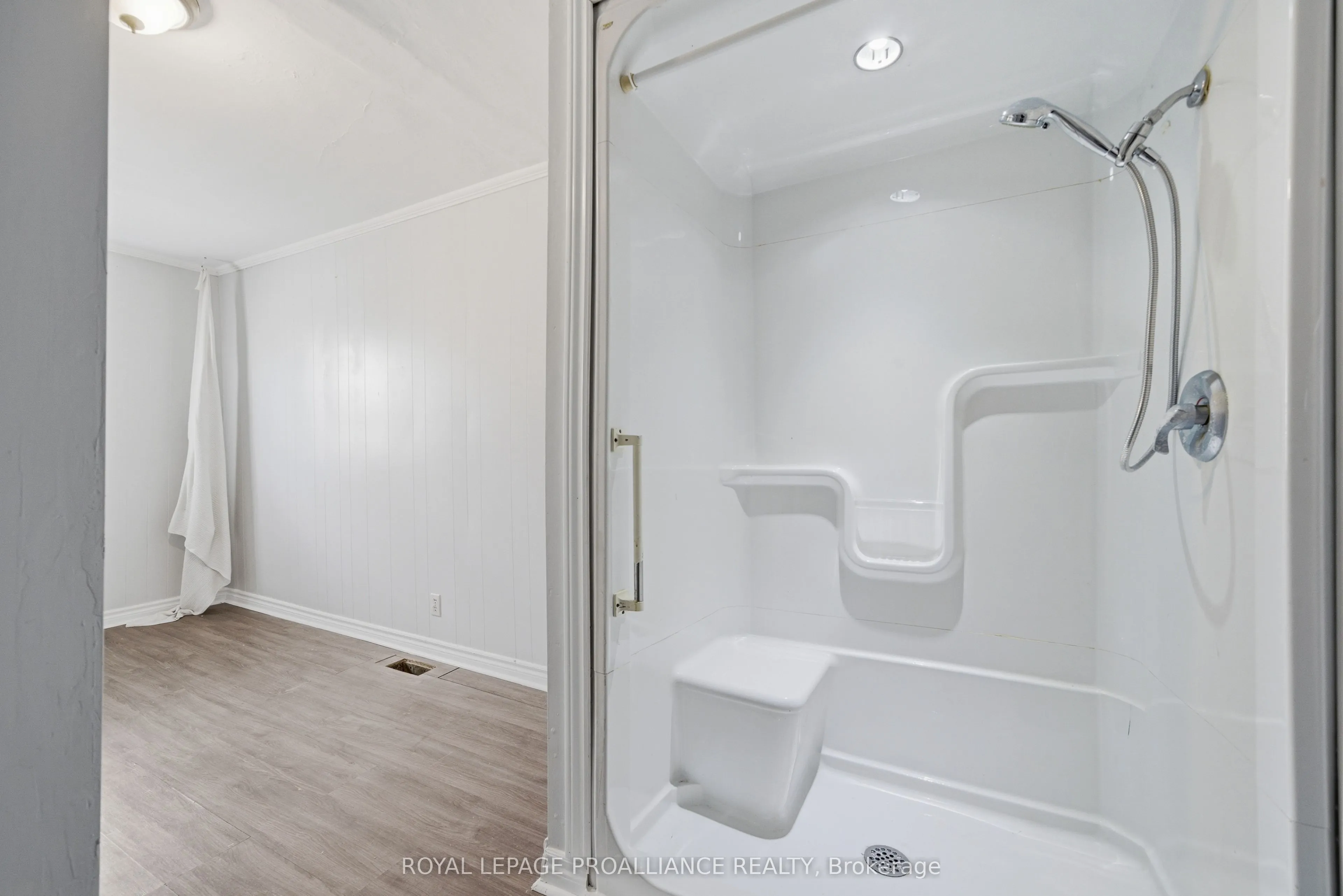199 Dundas Street E