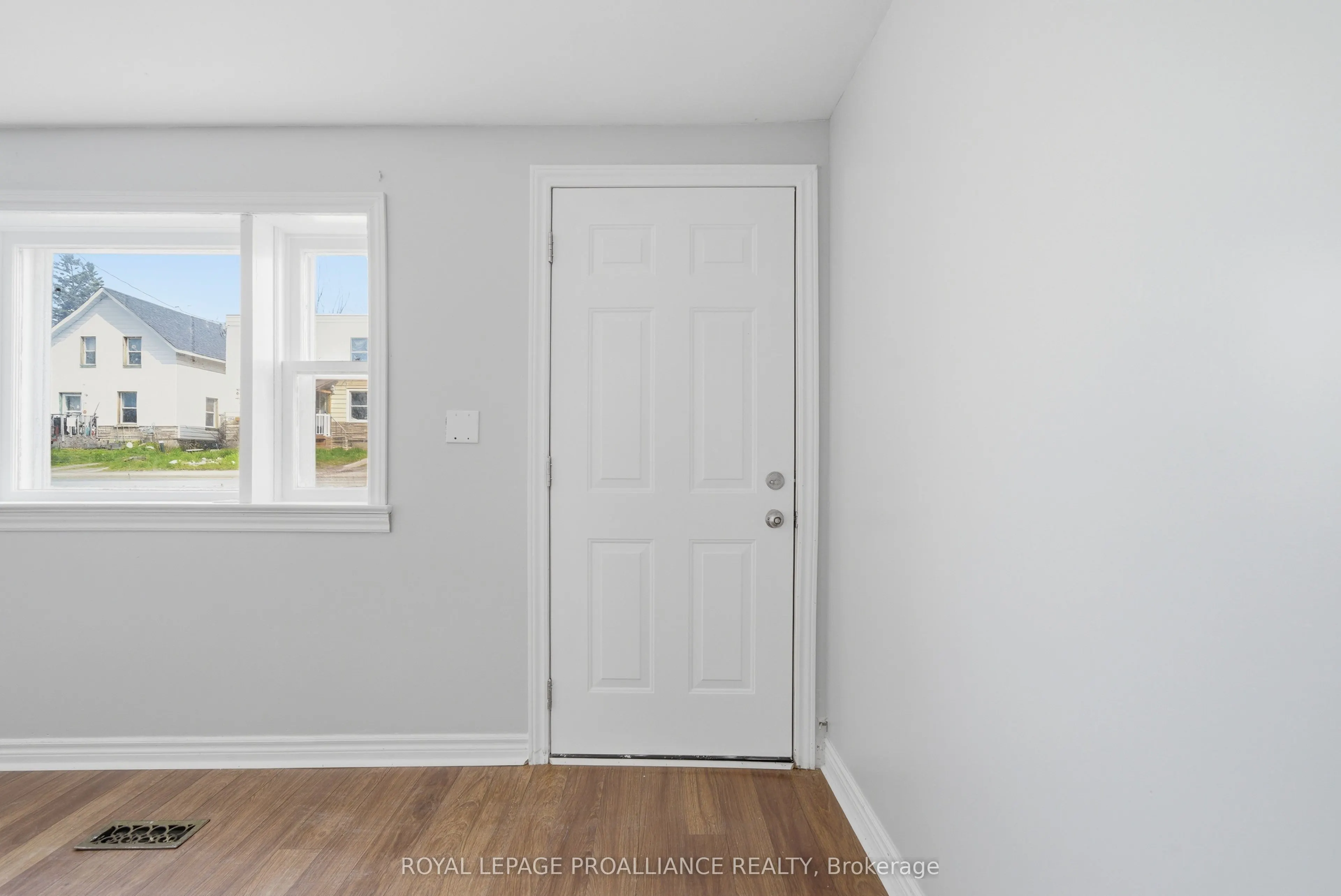 199 Dundas Street E