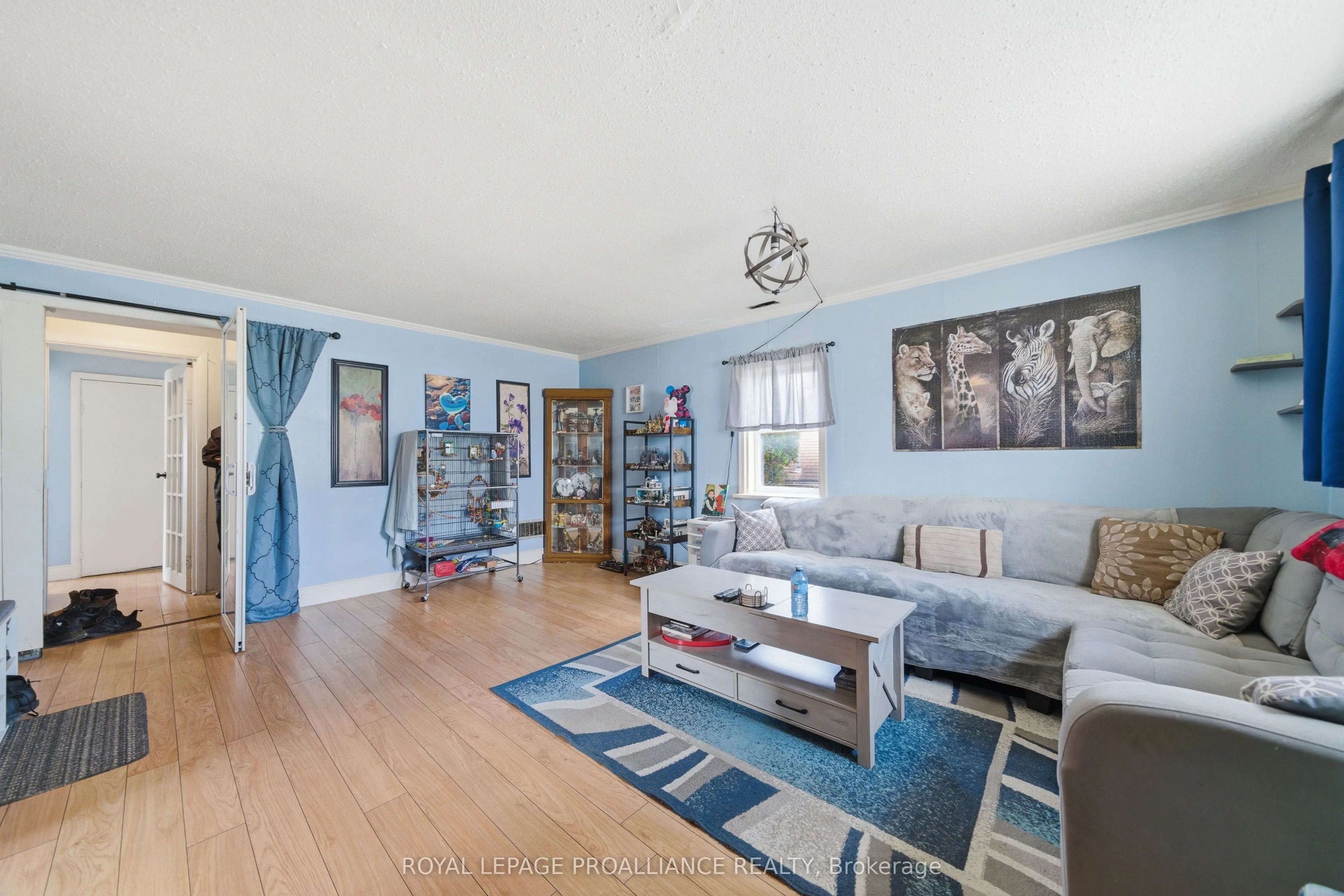 199 Dundas Street E