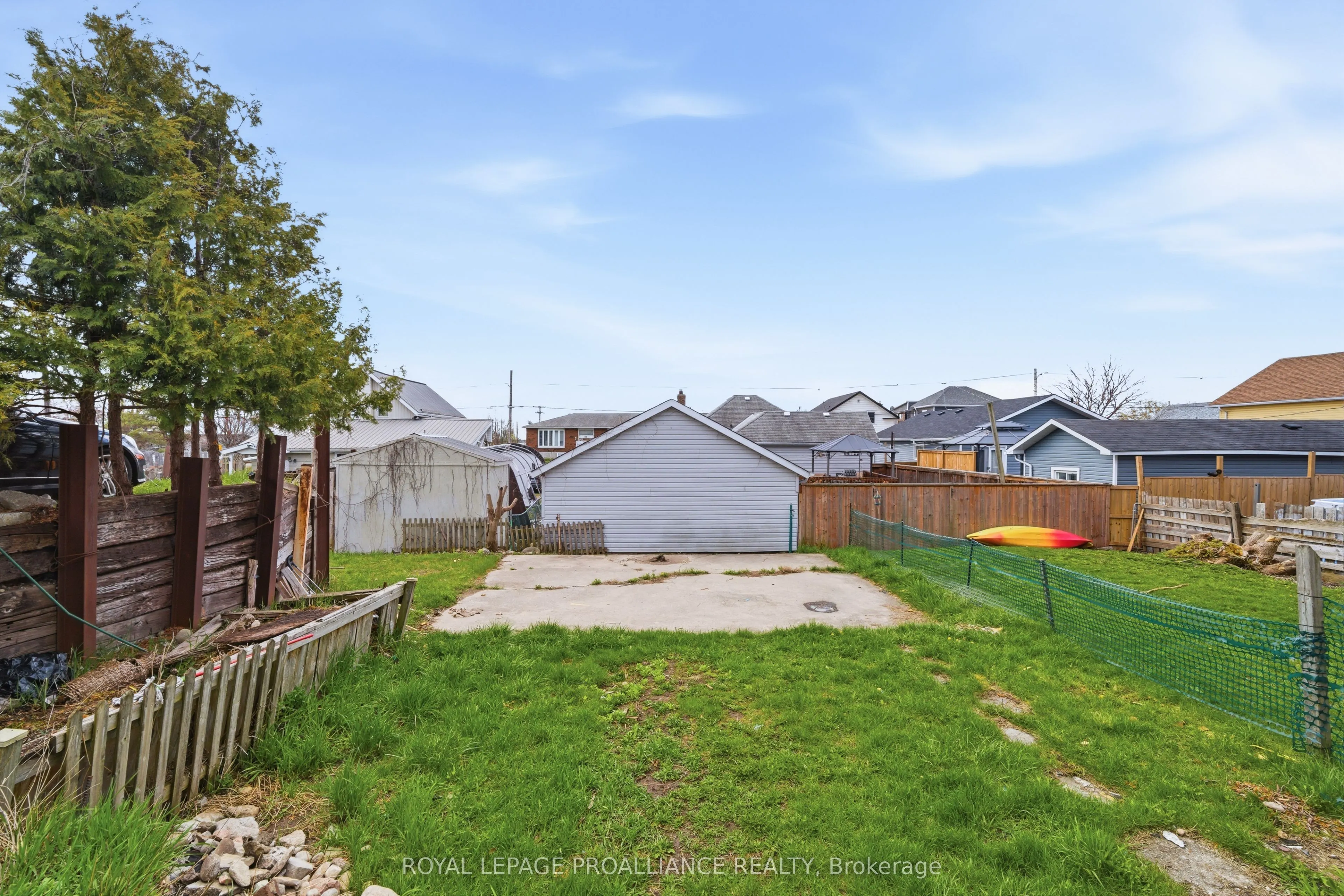 199 Dundas Street E