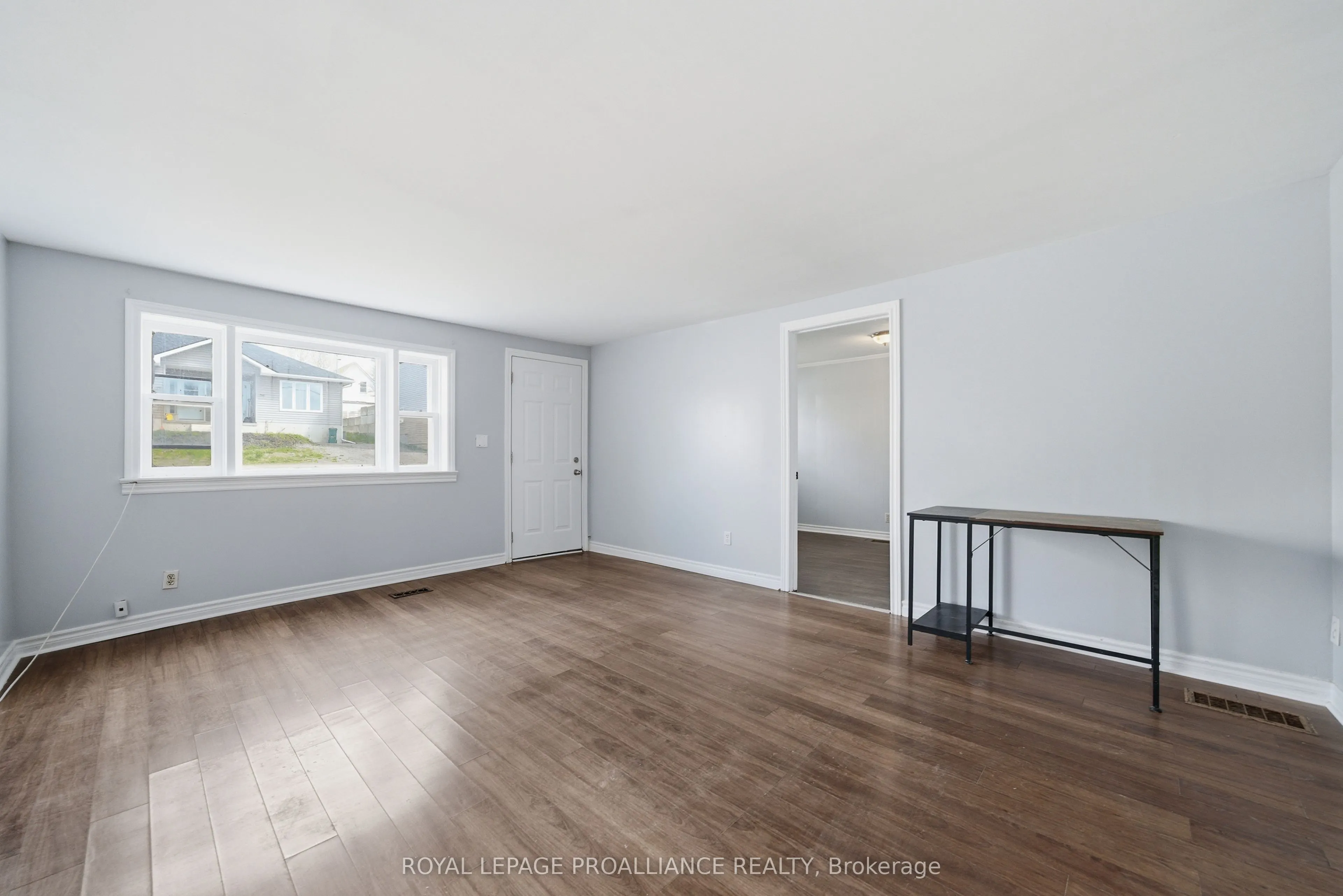 199 Dundas Street E