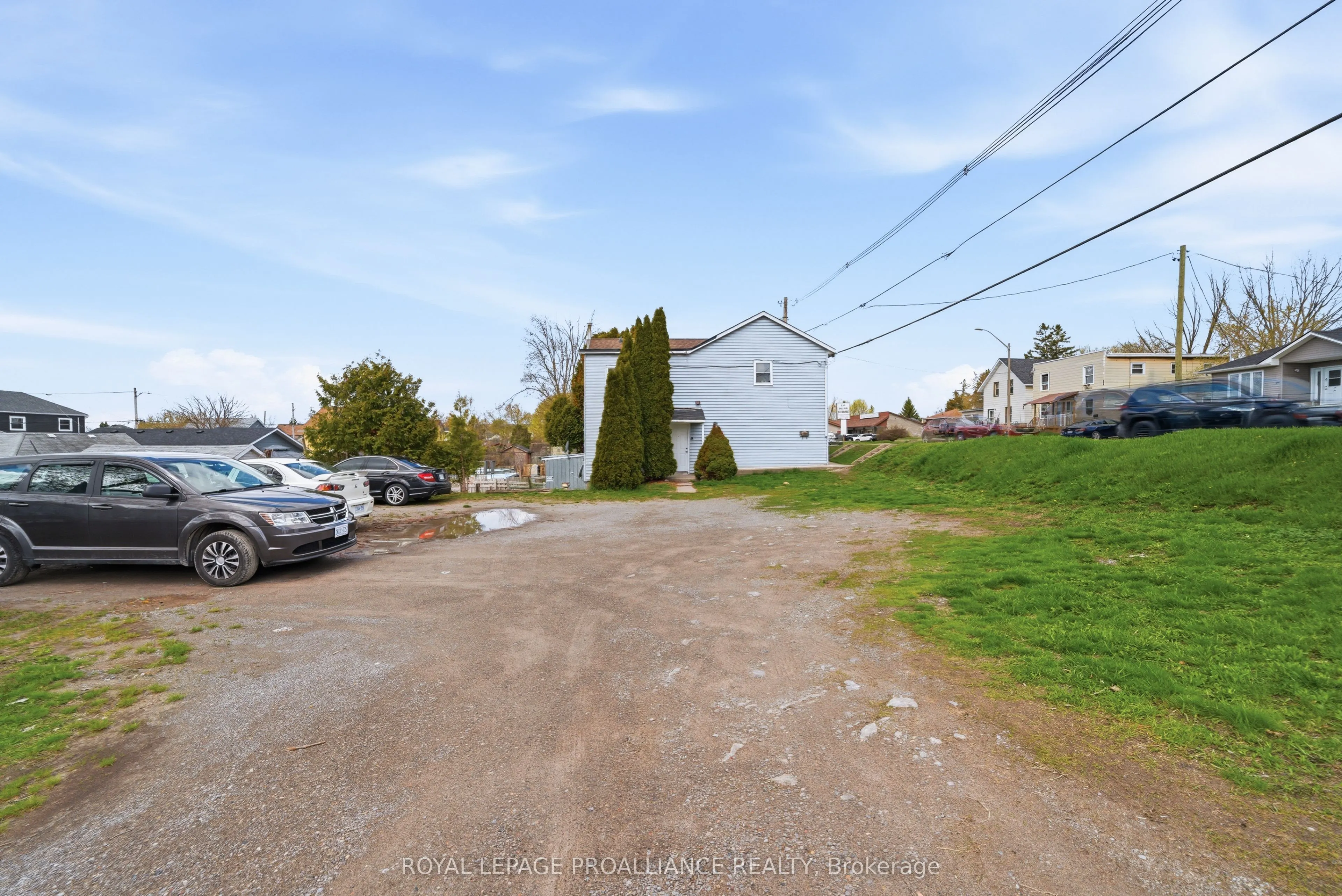 199 Dundas Street E