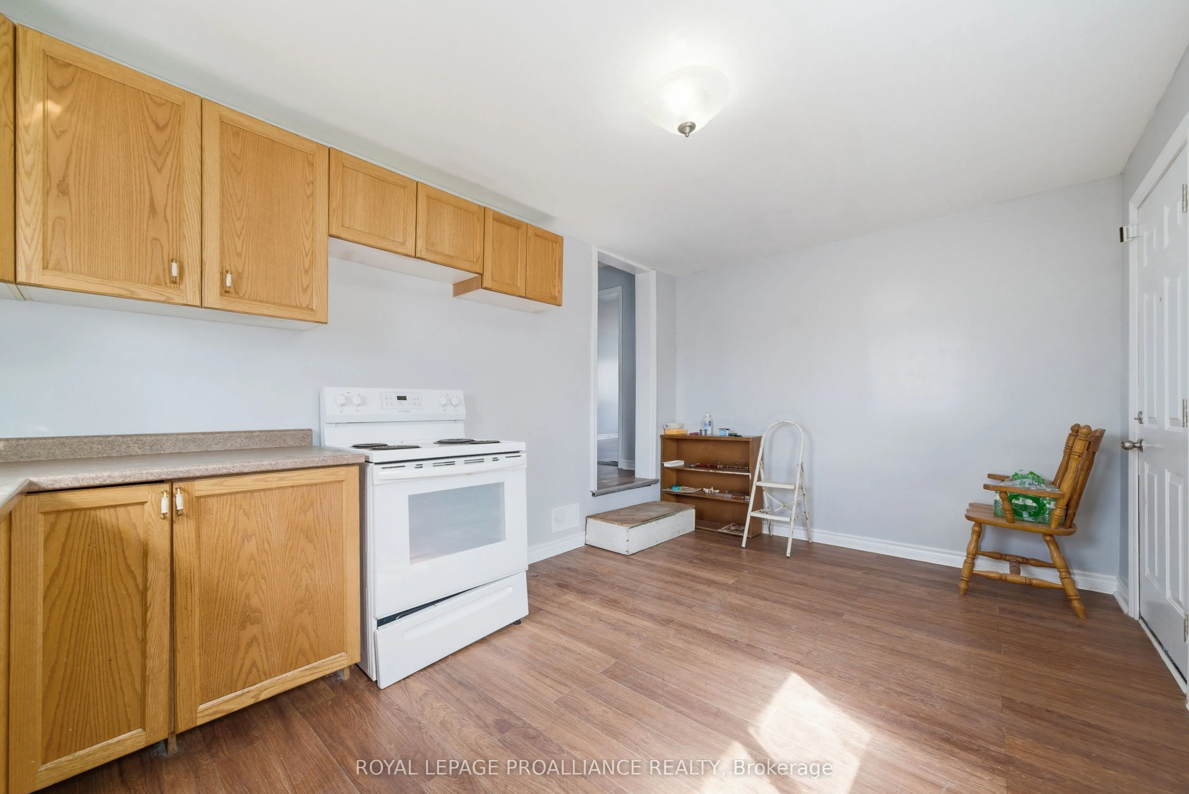 199 Dundas Street E