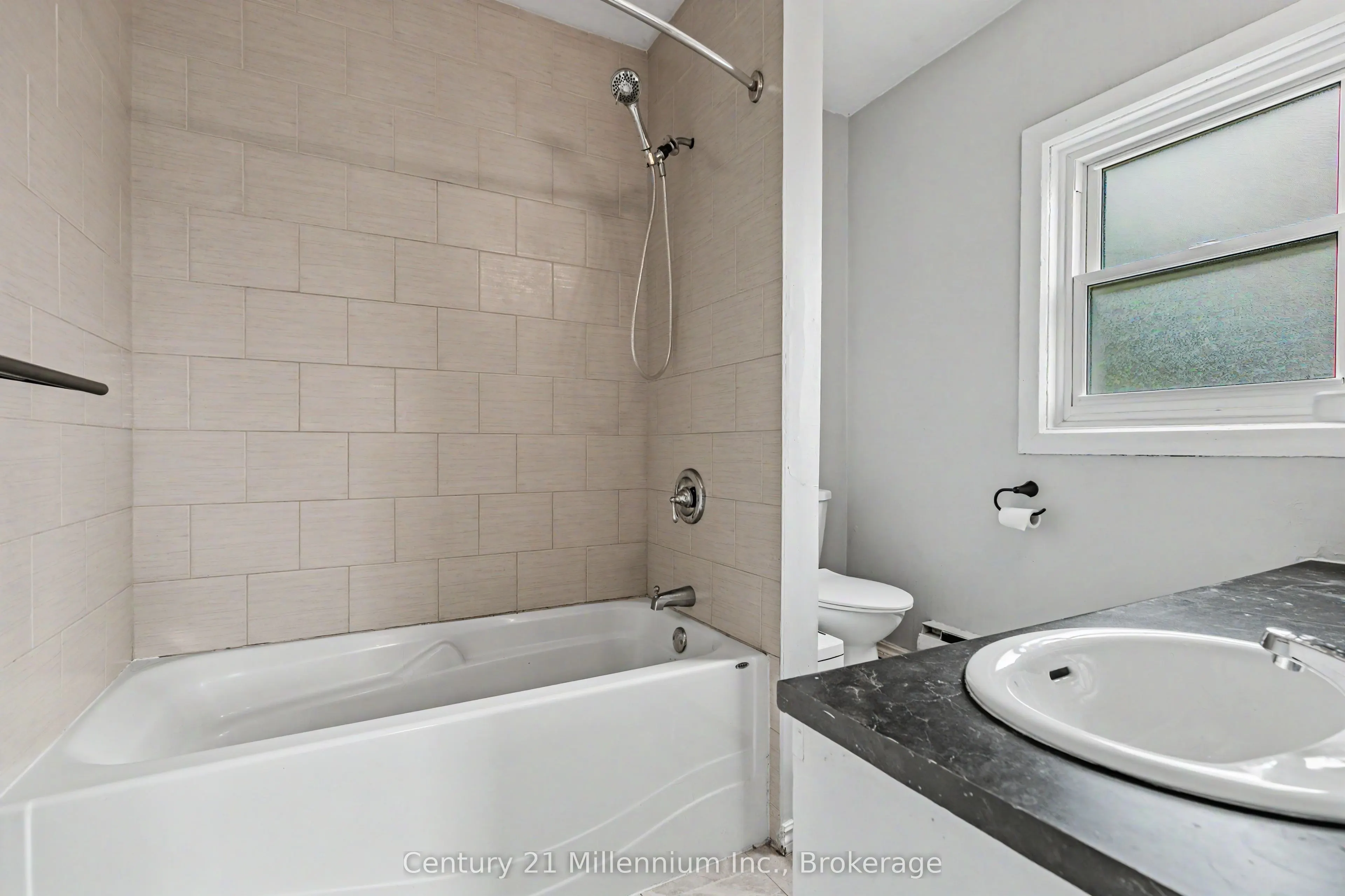 303025 15 Grey Road