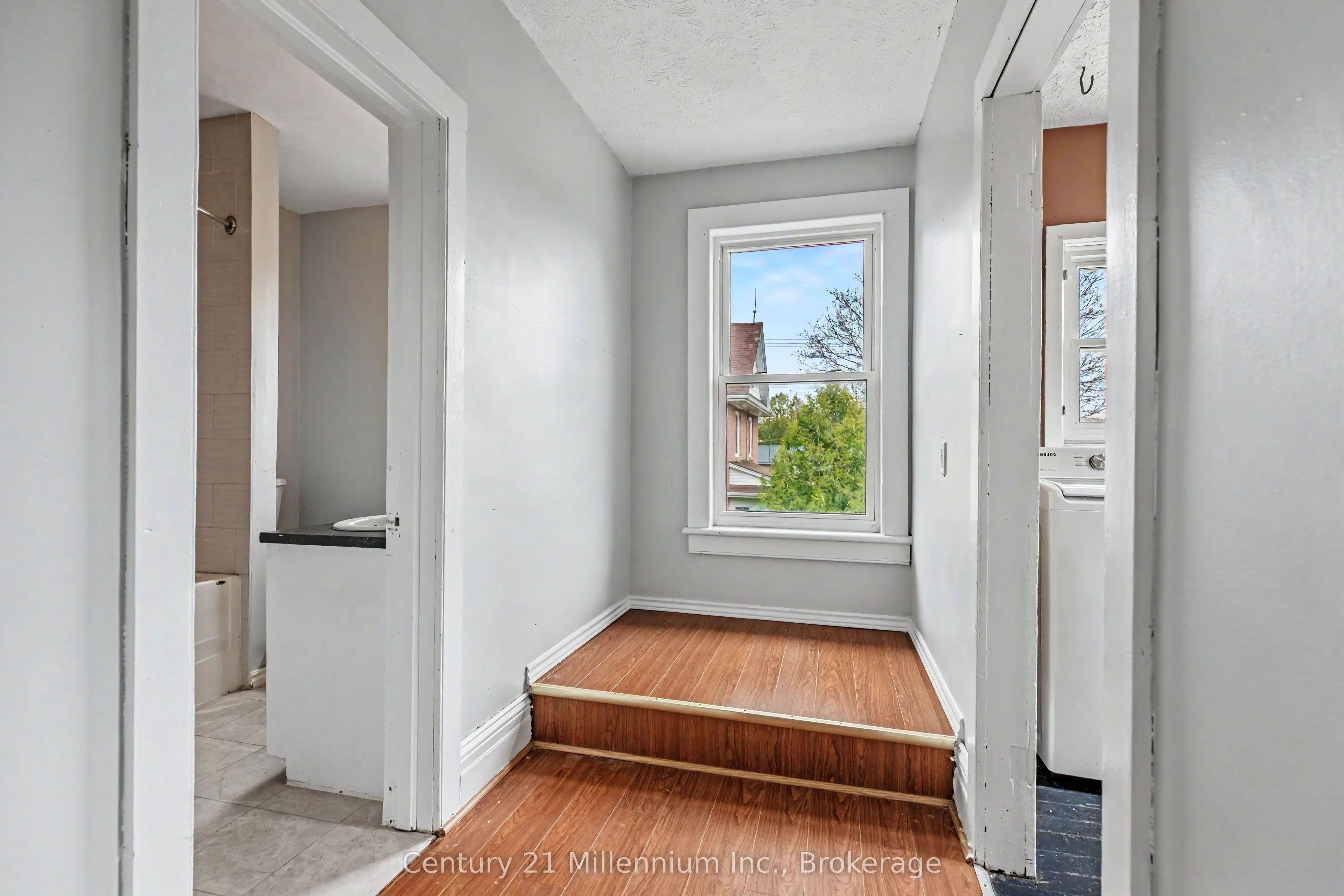 303025 15 Grey Road