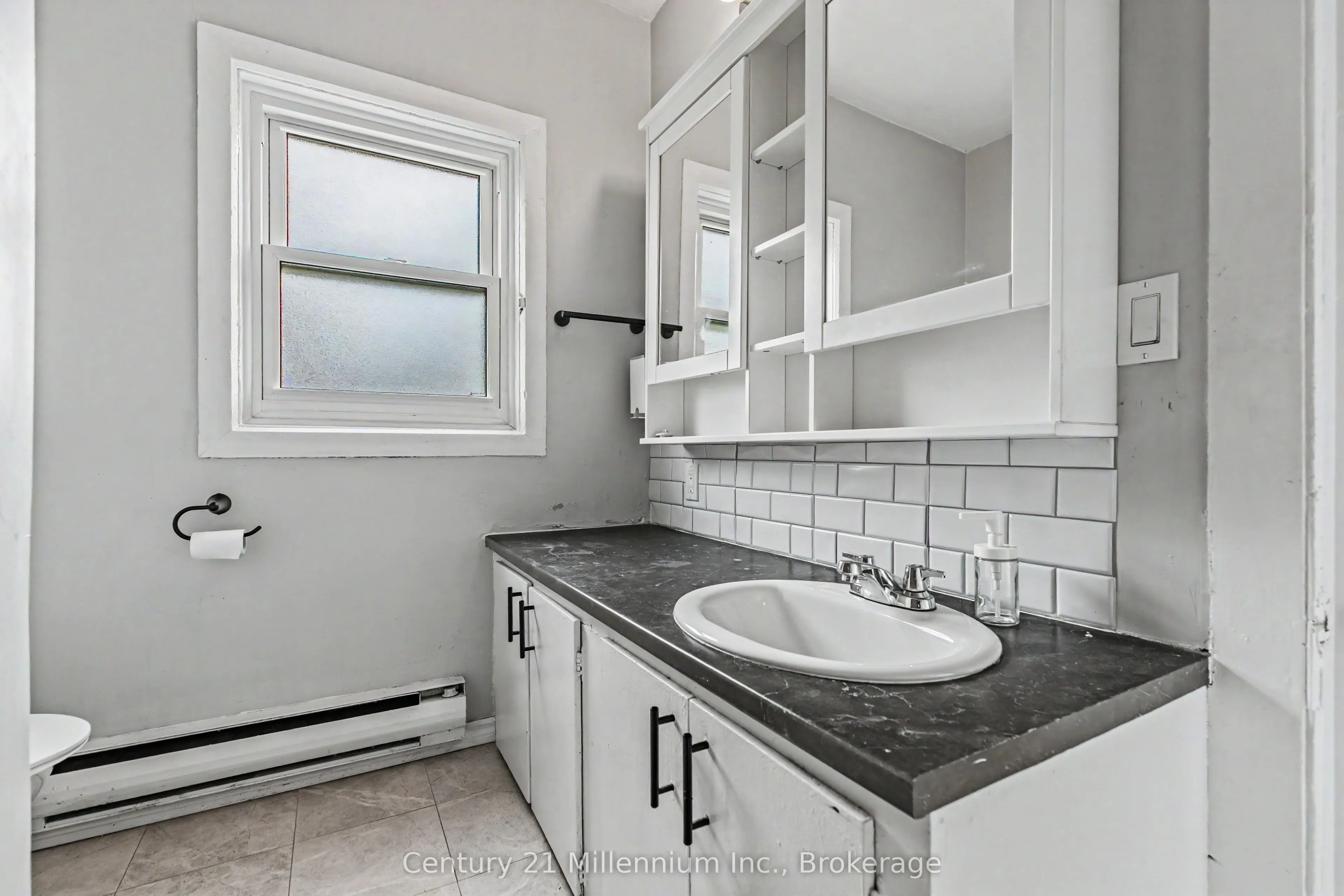 303025 15 Grey Road