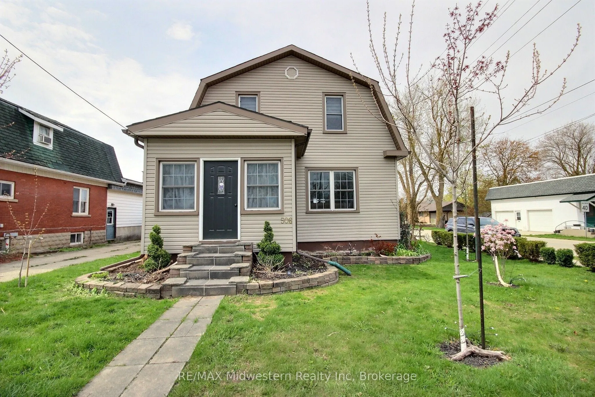 506 Main Street E