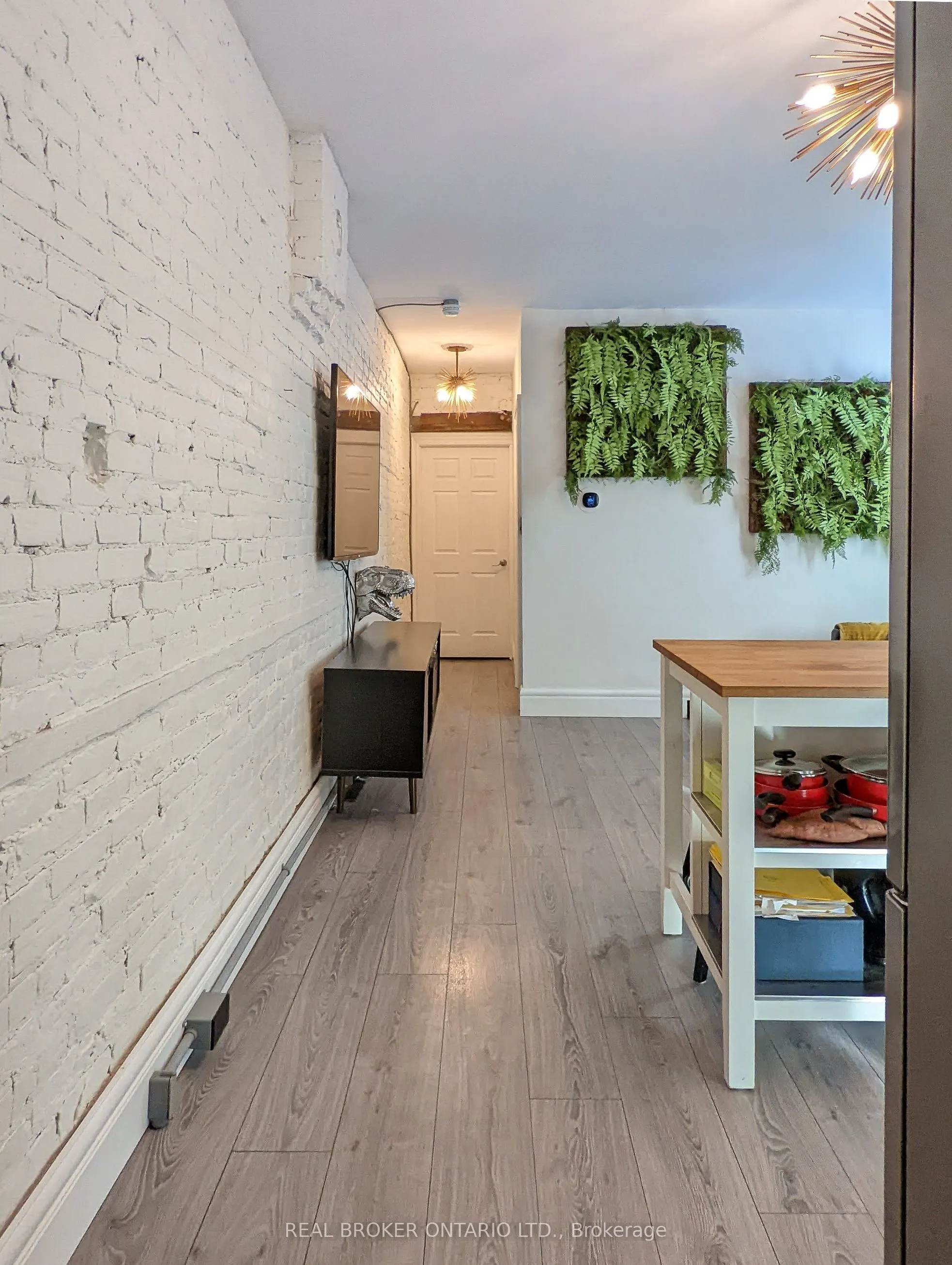 158 Hunter Street E