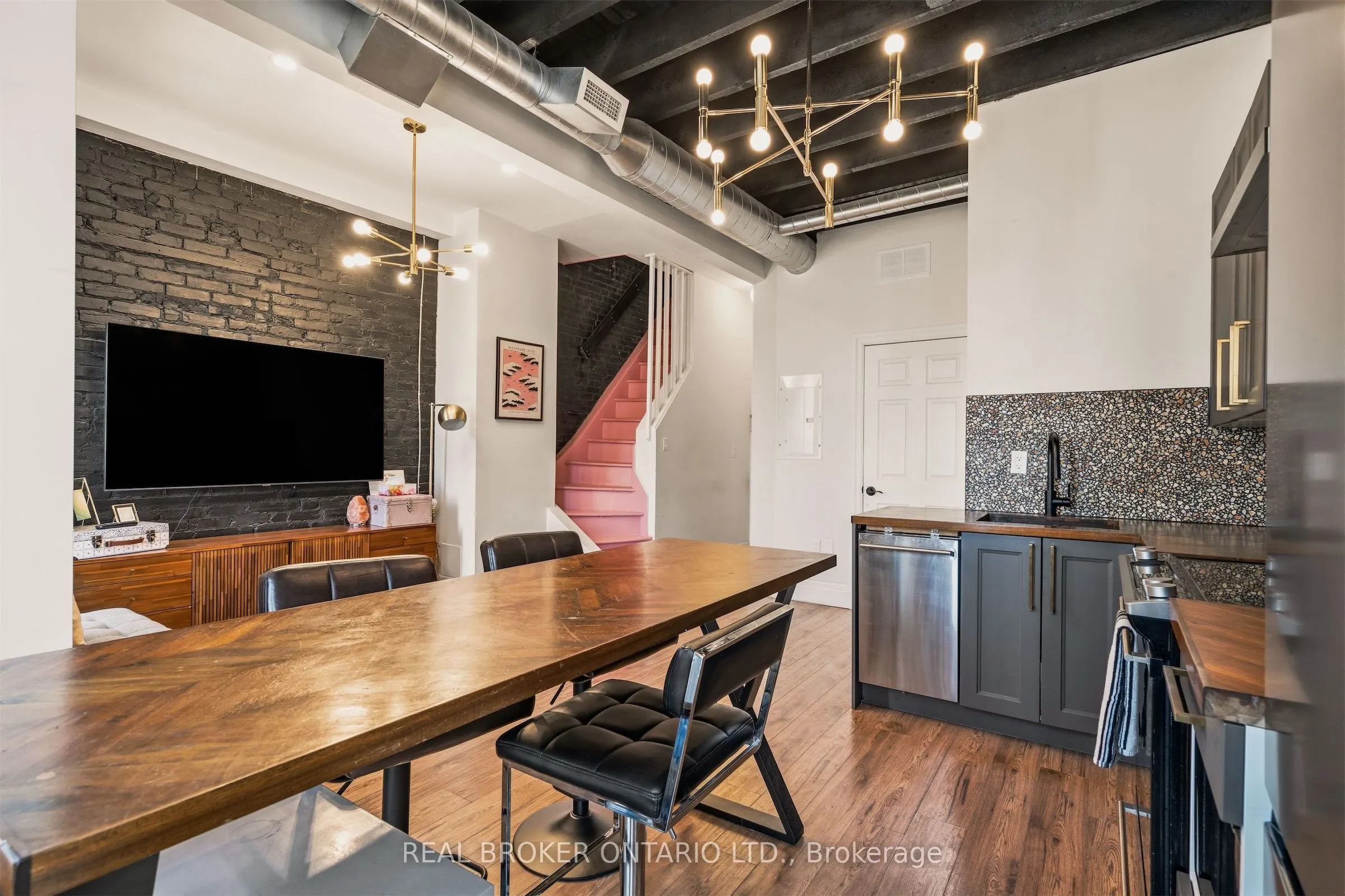 158 Hunter Street E