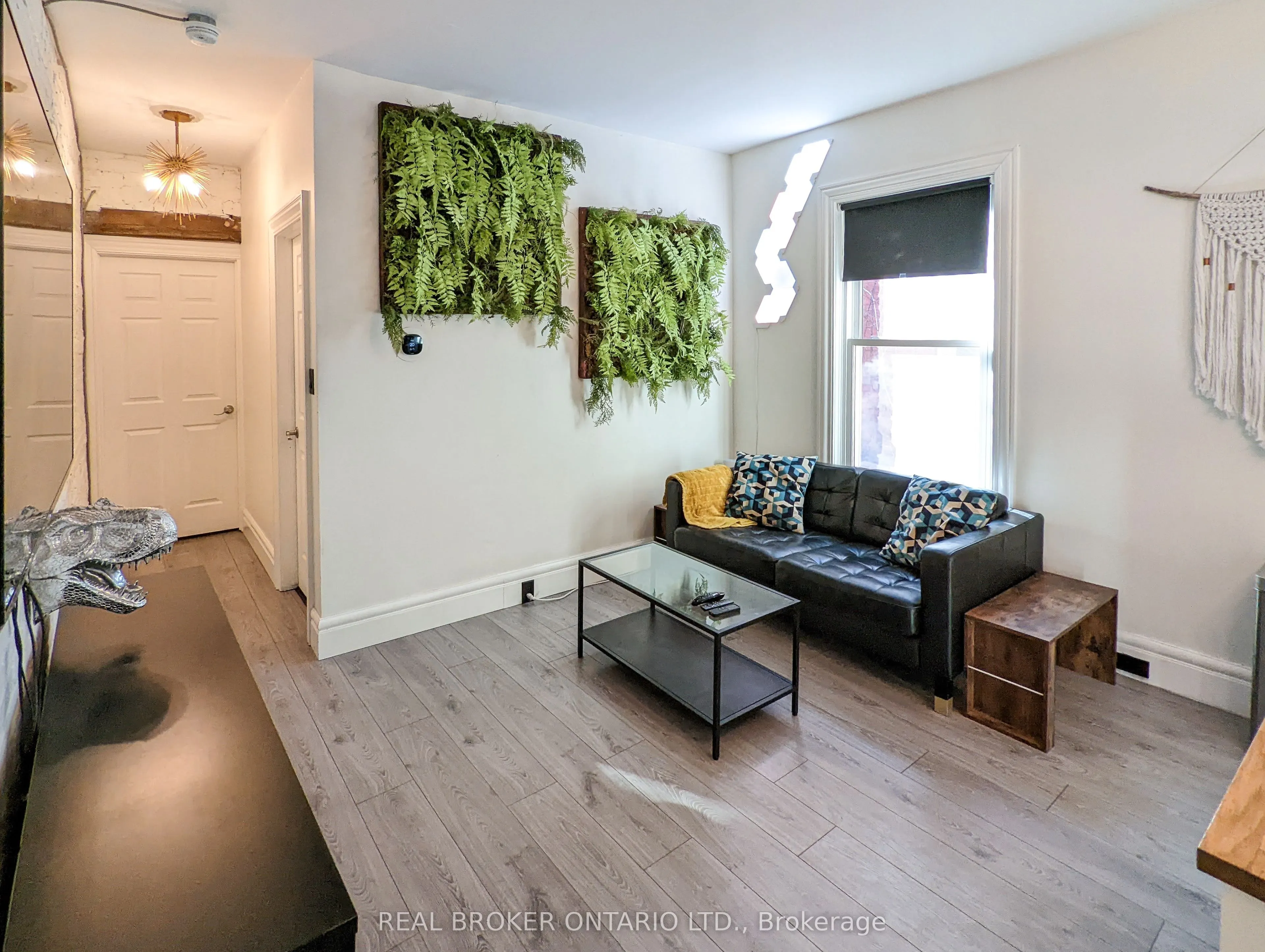 158 Hunter Street E