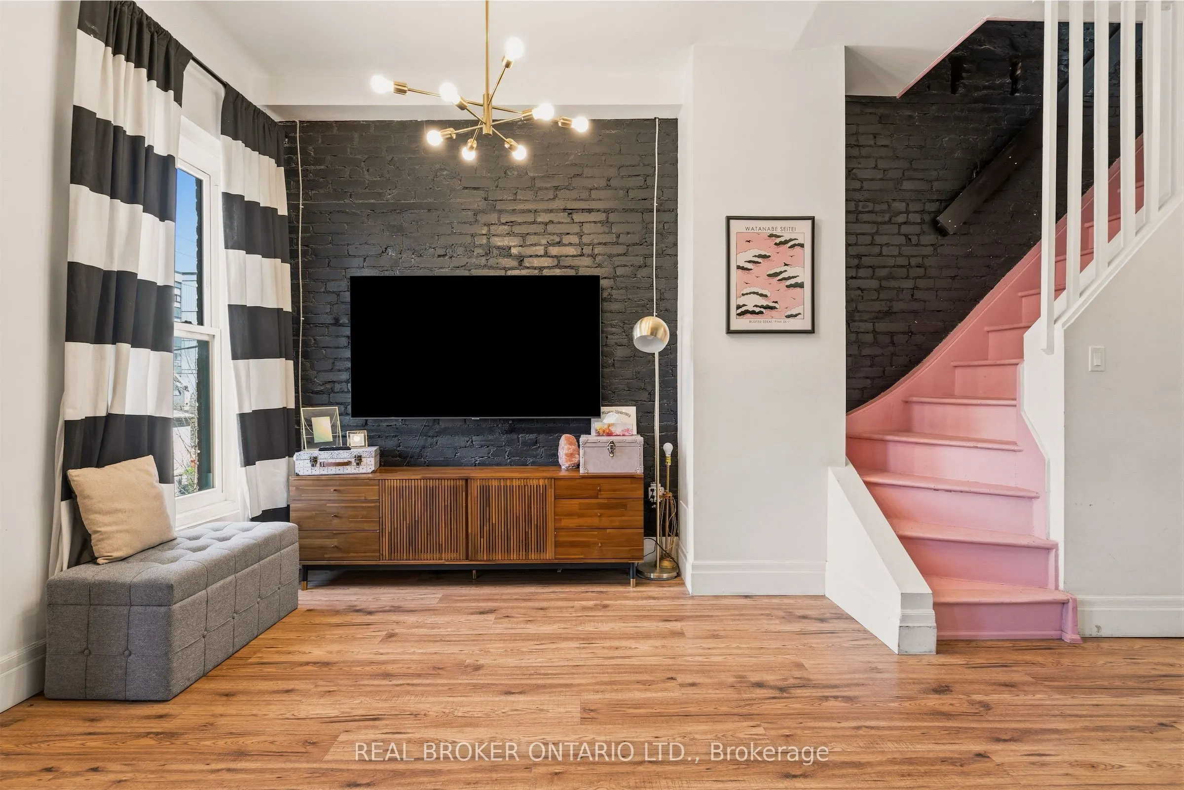 158 Hunter Street E