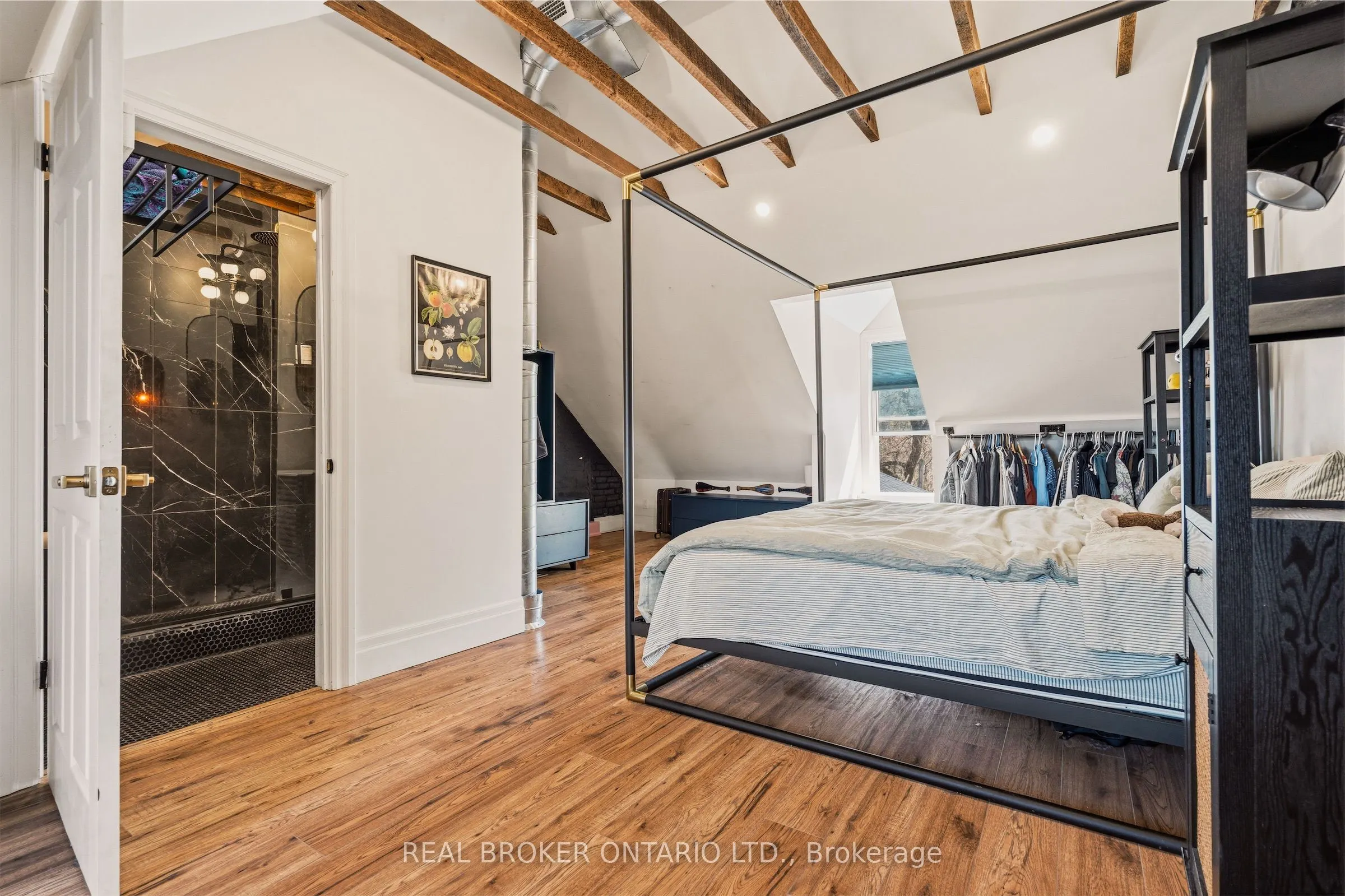 158 Hunter Street E