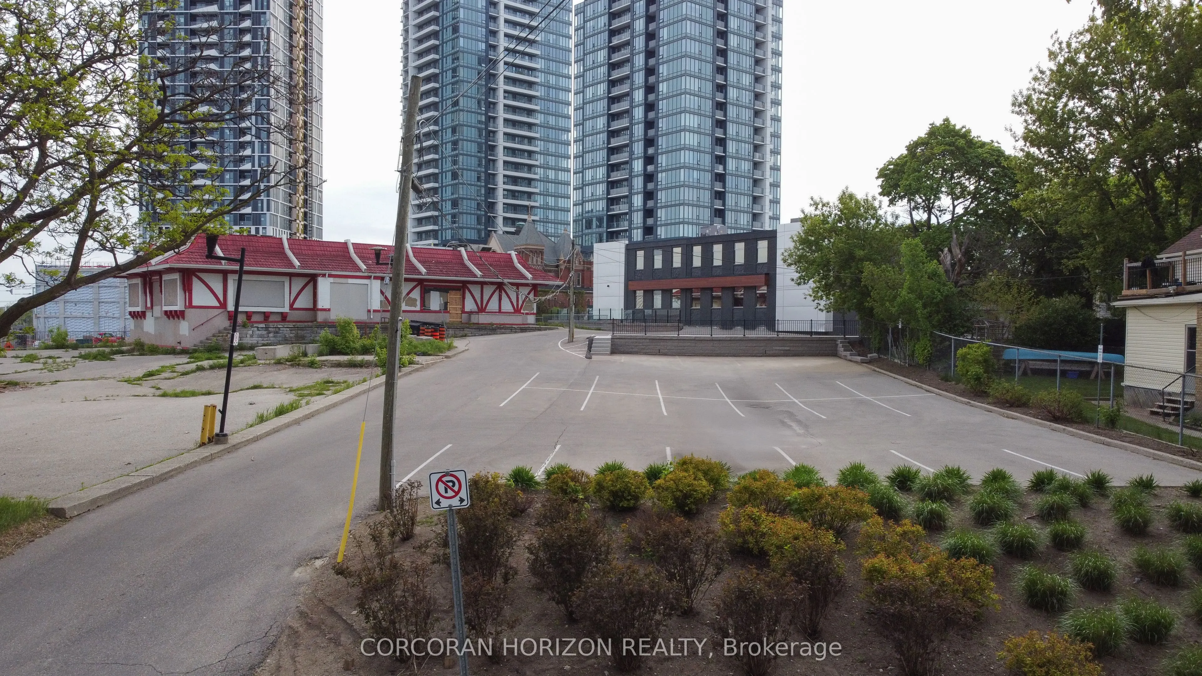 618 King Street W