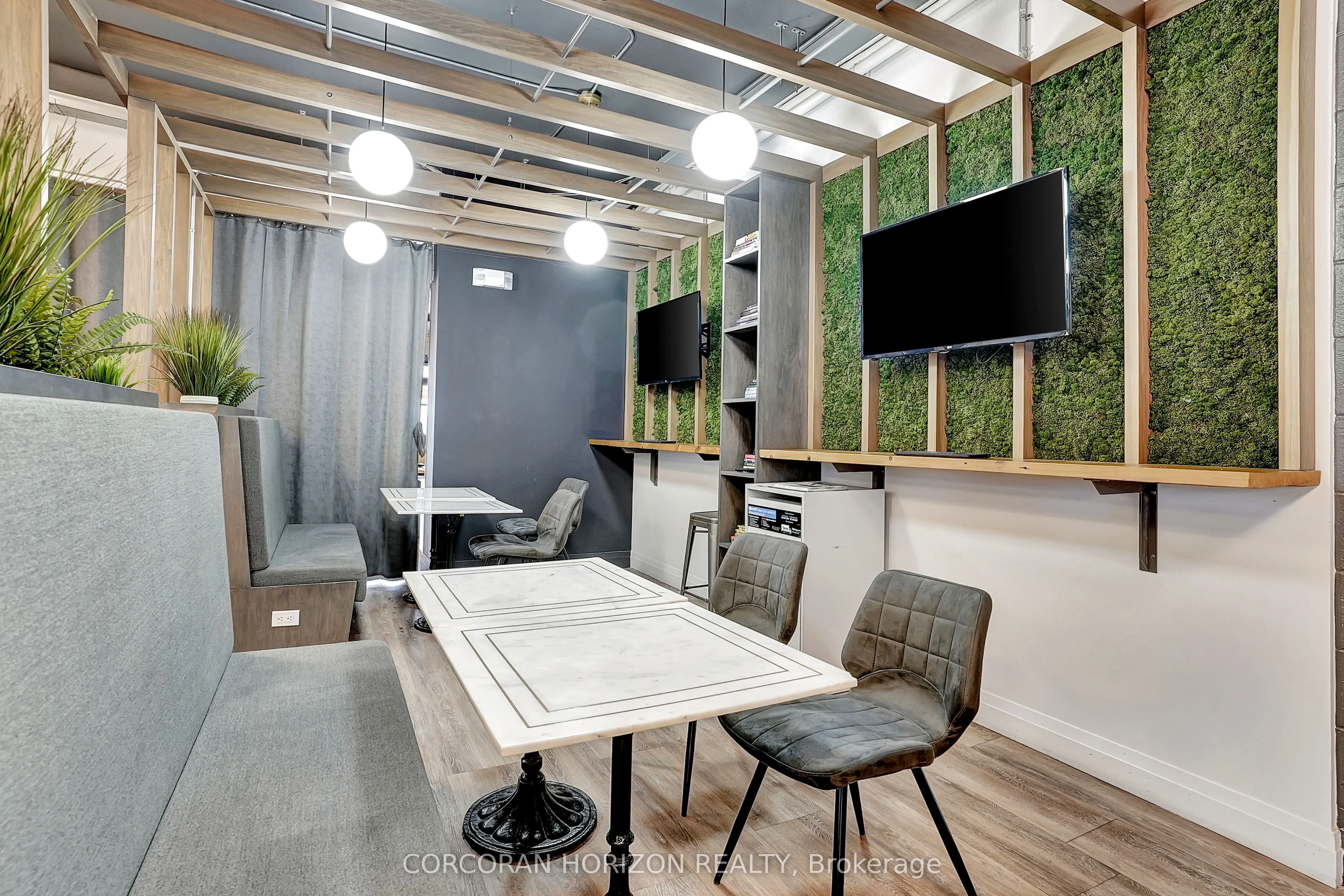 618 King Street W