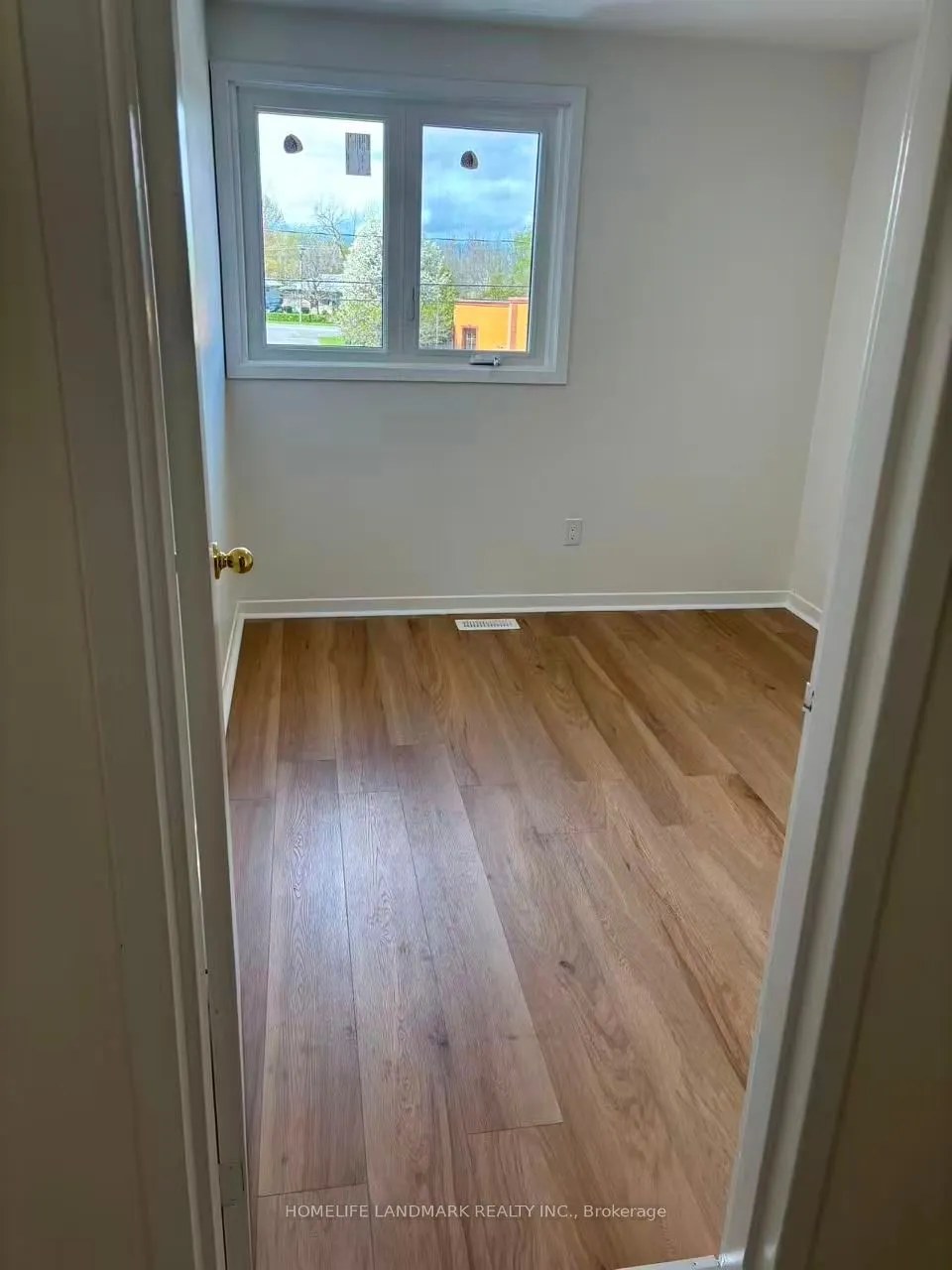 183 main Street E