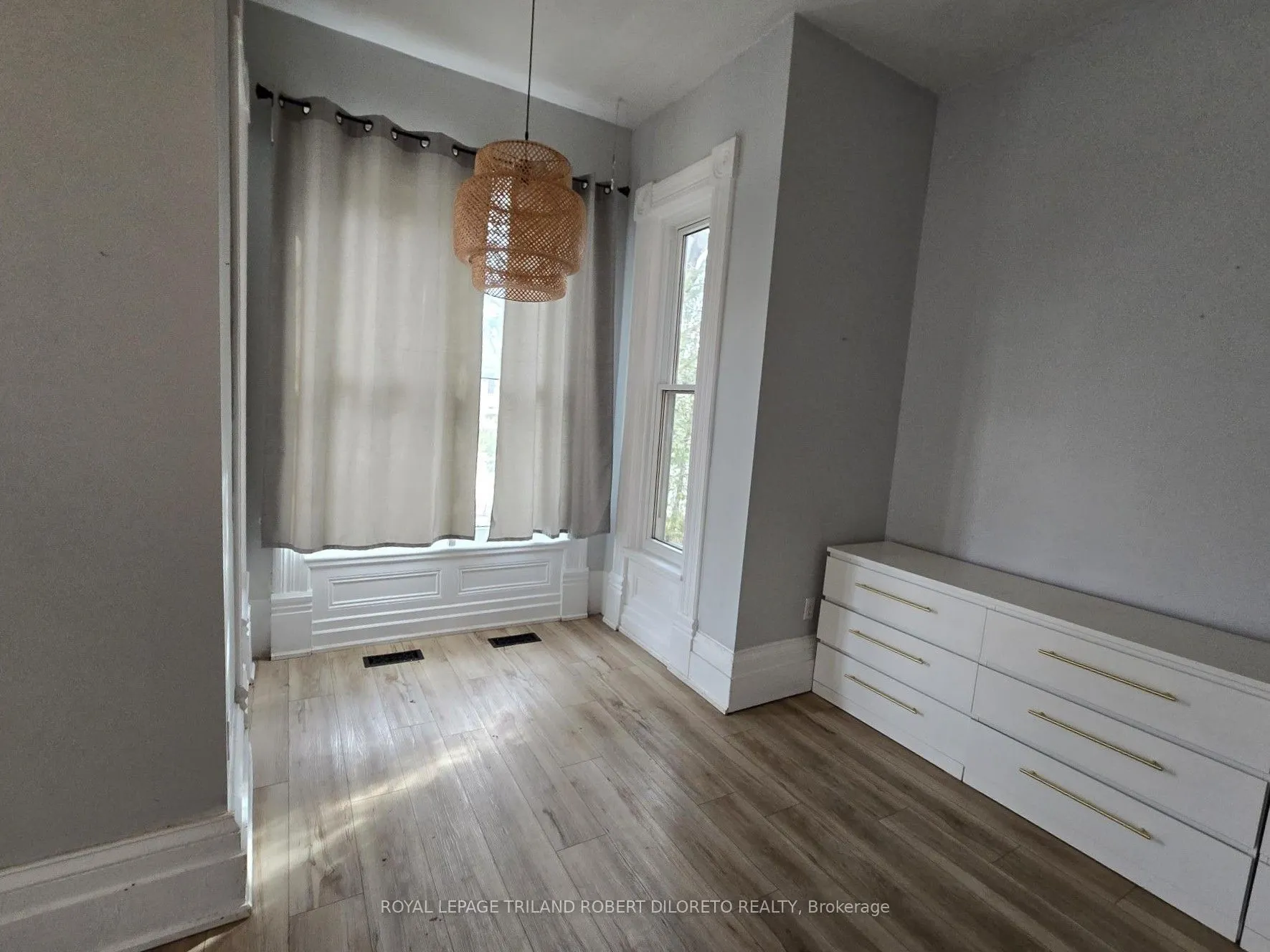 11 Maple Street W
