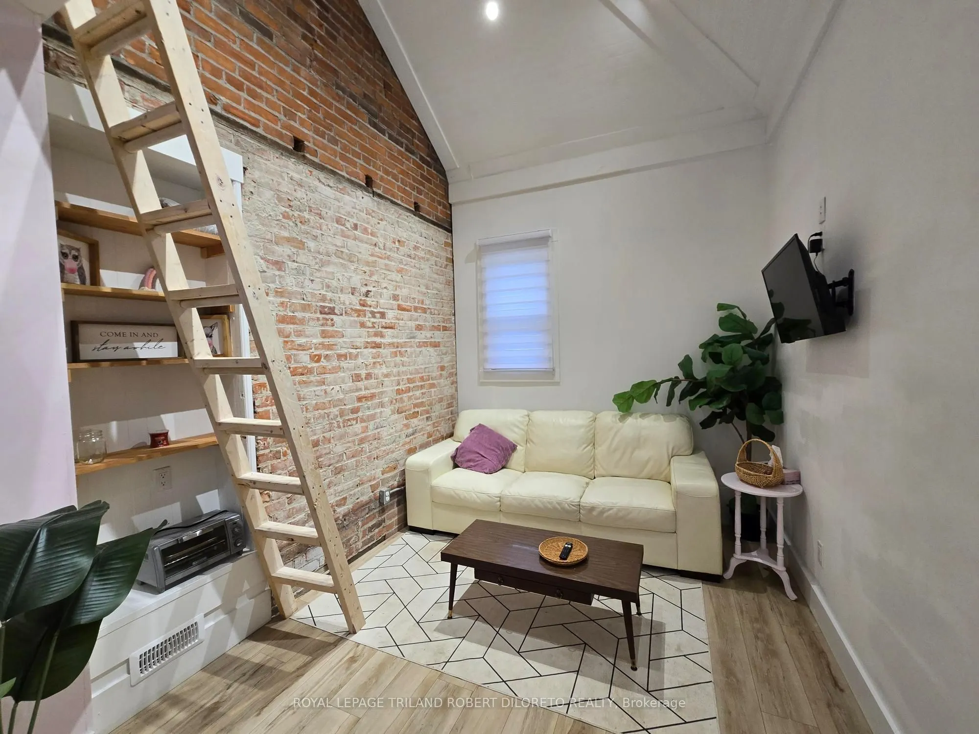 11 Maple Street W
