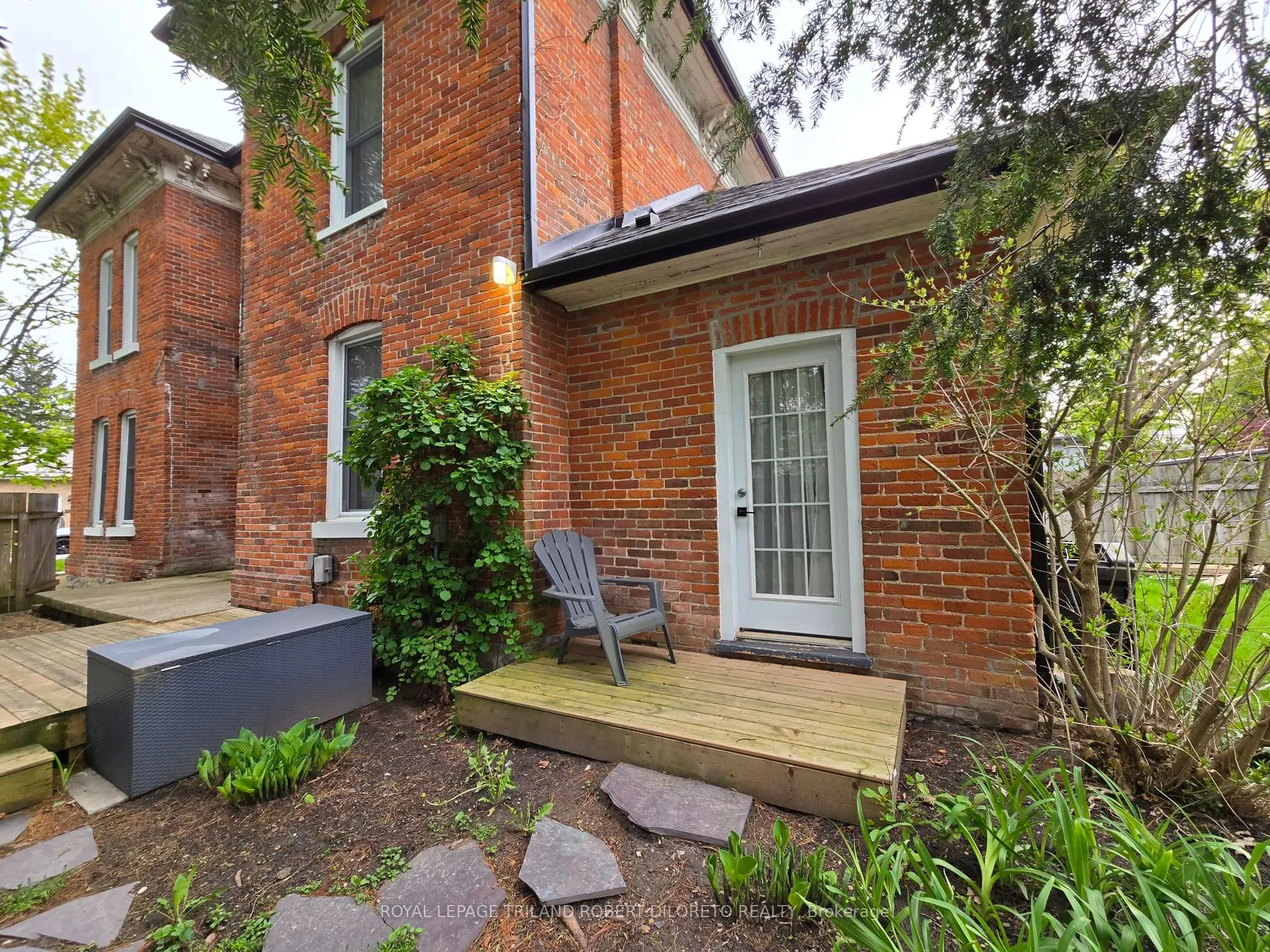 11 Maple Street W