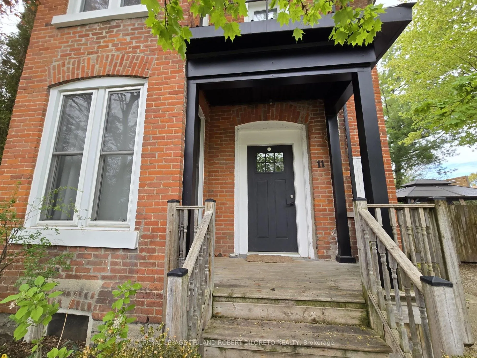 11 Maple Street W